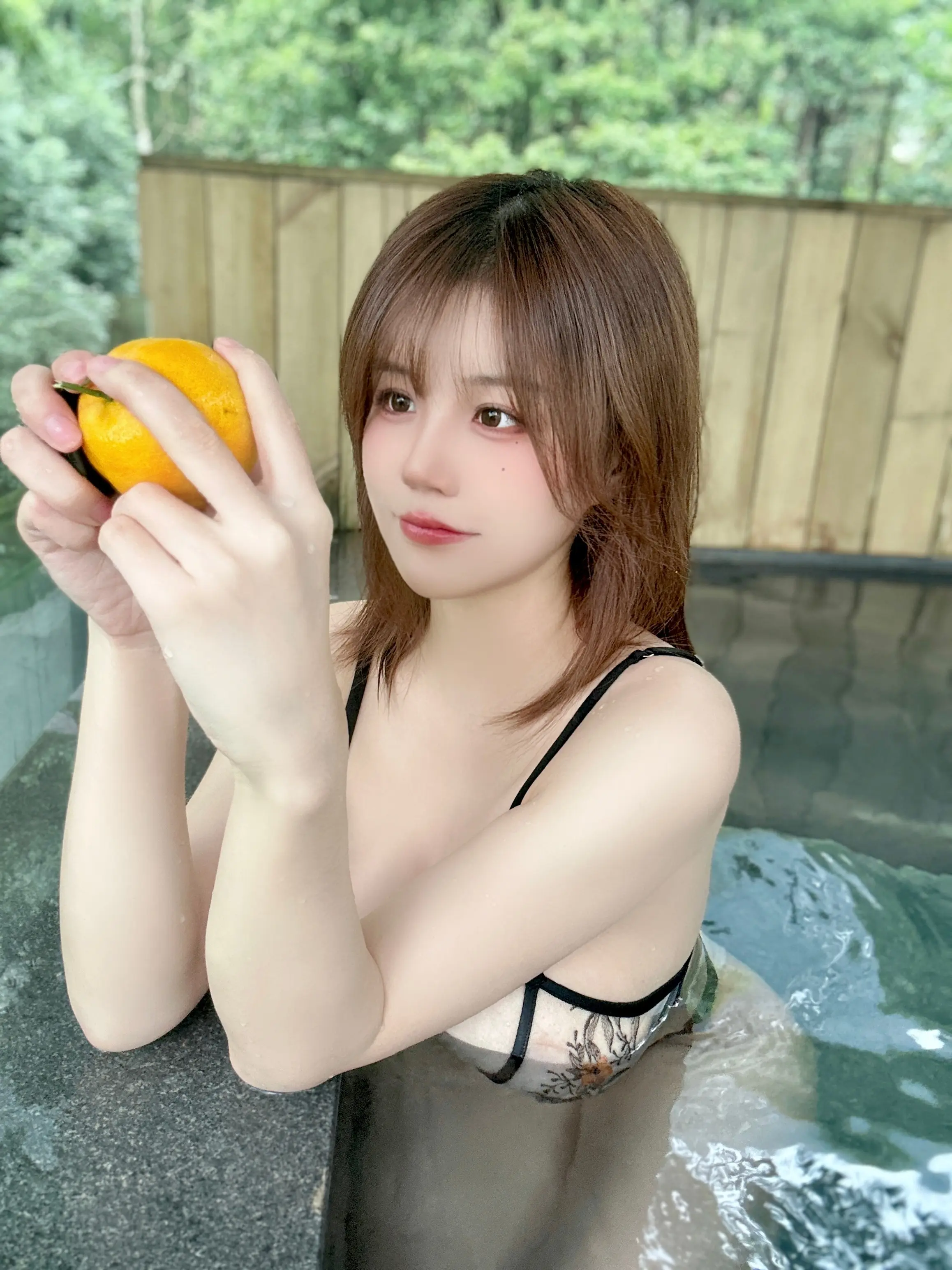 小仓千代w 露天温泉和橘子🍊 [15P]