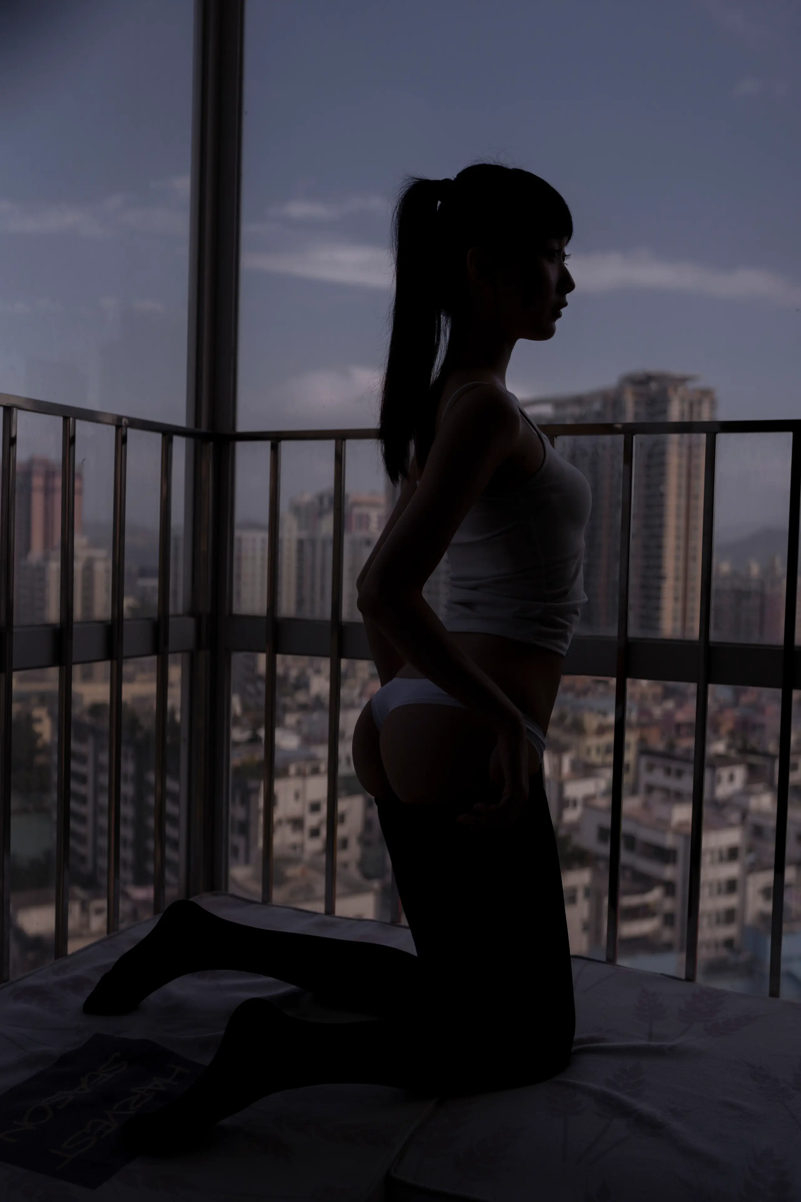 木绵绵 背心黑丝居家写真 [40P]