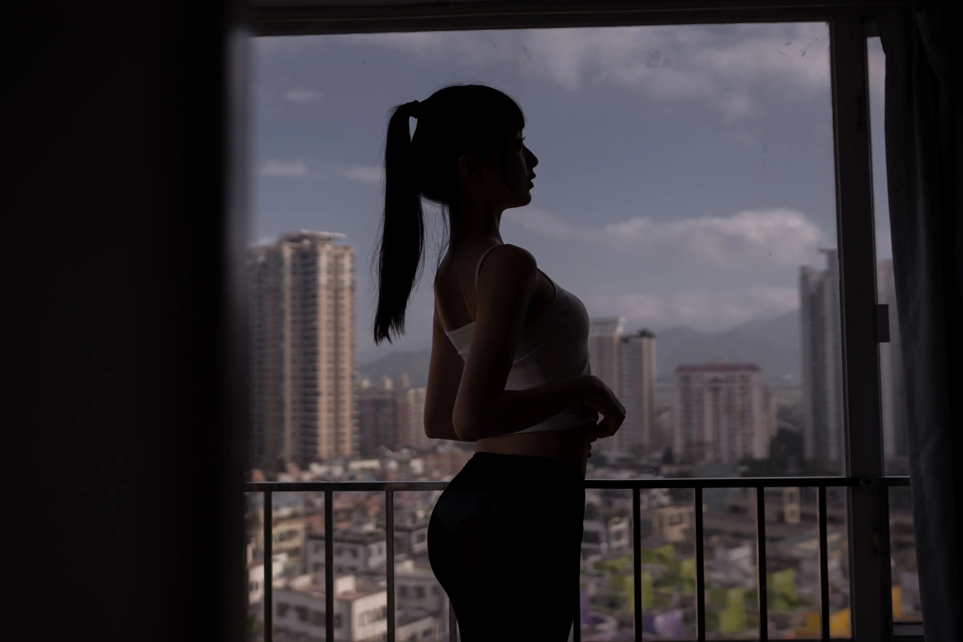 木绵绵 背心黑丝居家写真 [40P]