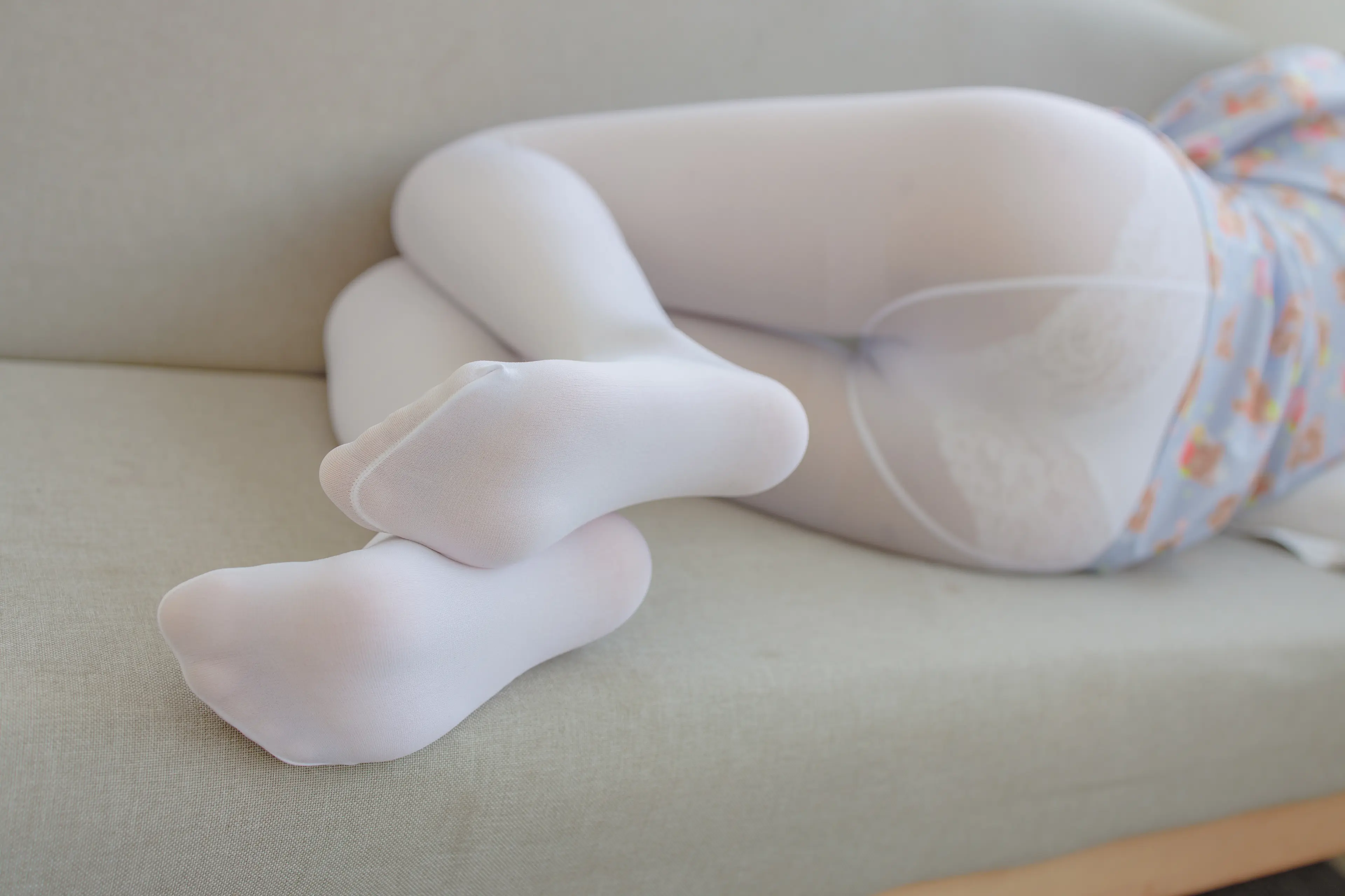 森萝财团 内部VIP系列 沙发上诱人的白丝美少女 [104P]