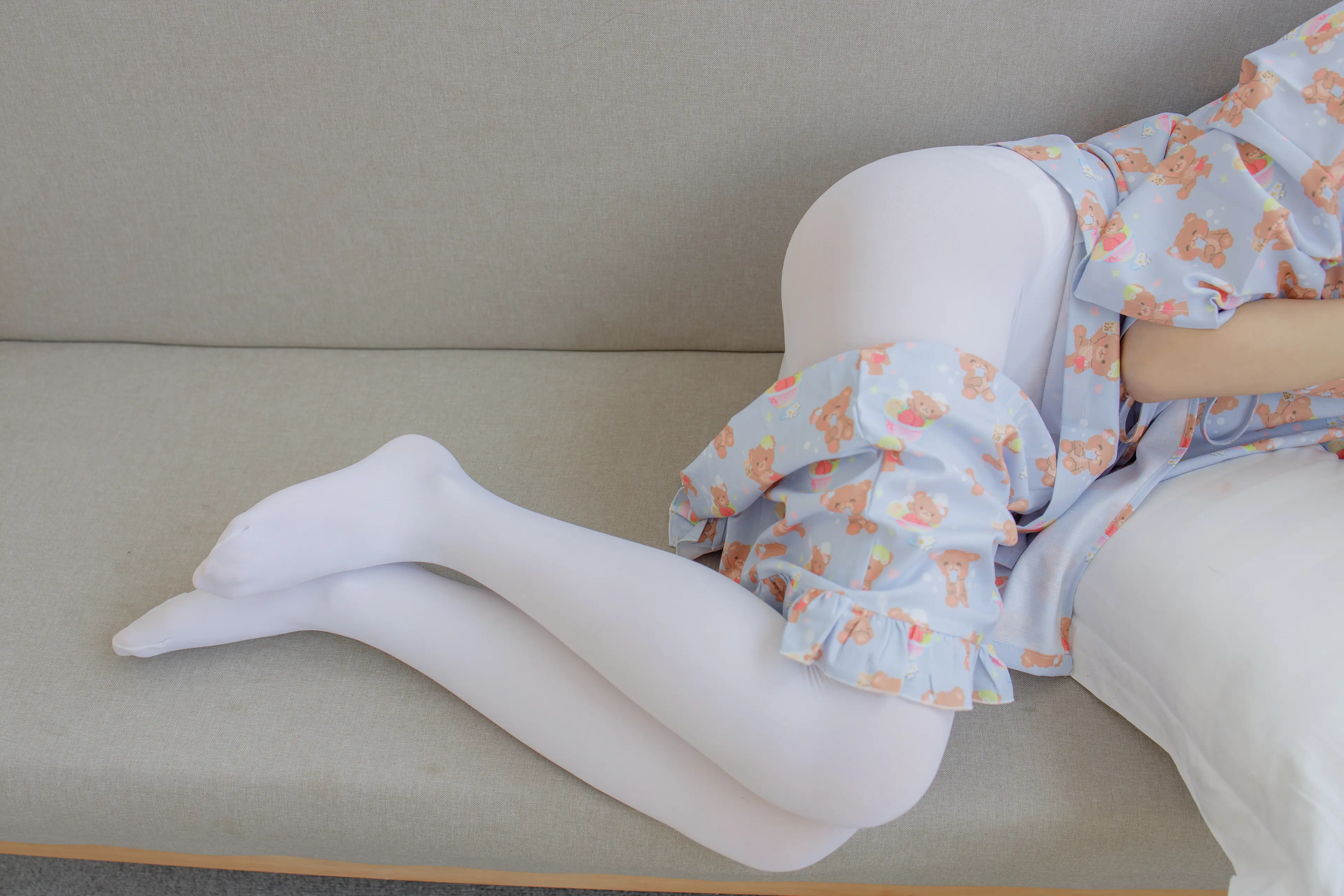 森萝财团 内部VIP系列 沙发上诱人的白丝美少女 [104P]