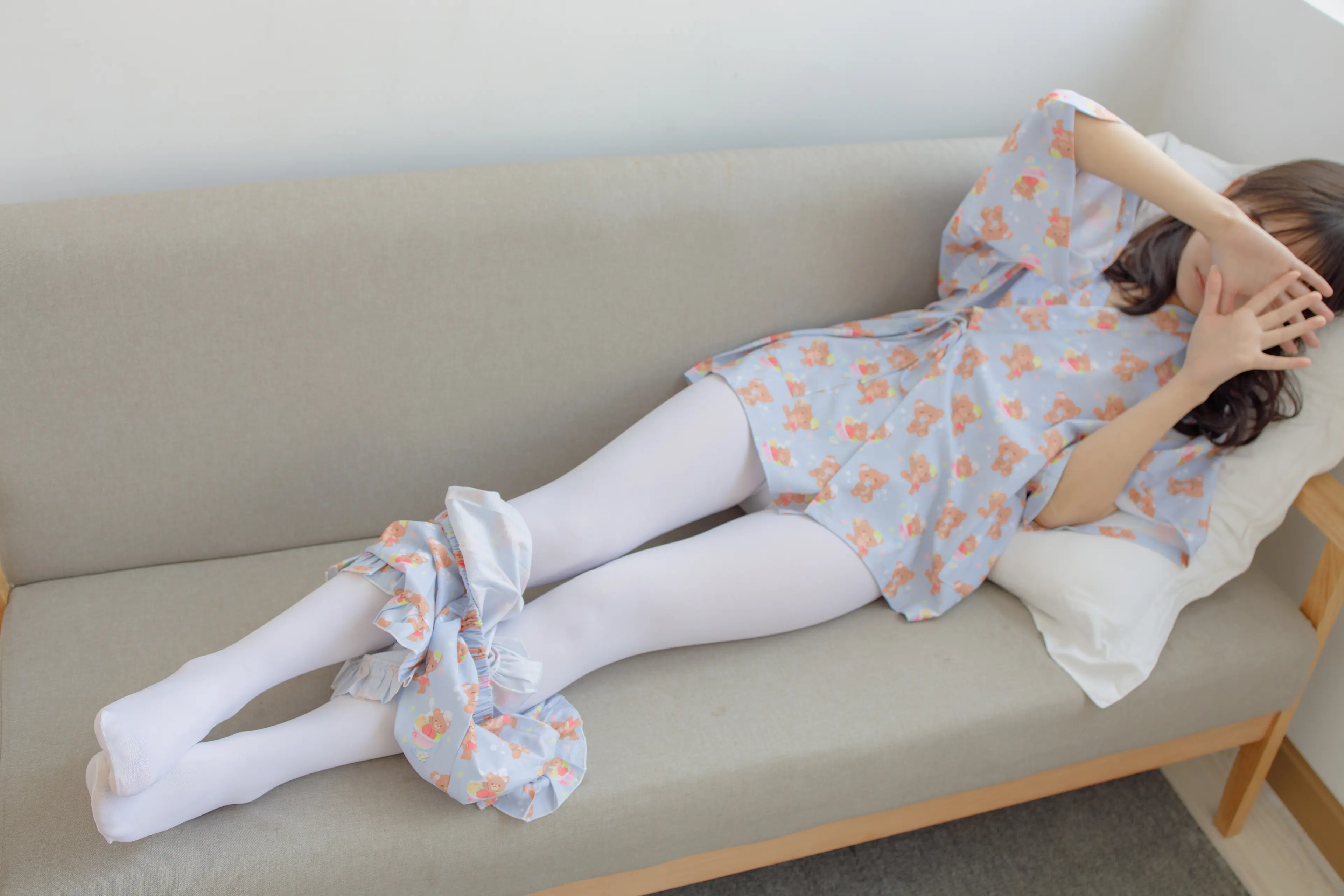 森萝财团 内部VIP系列 沙发上诱人的白丝美少女 [104P]