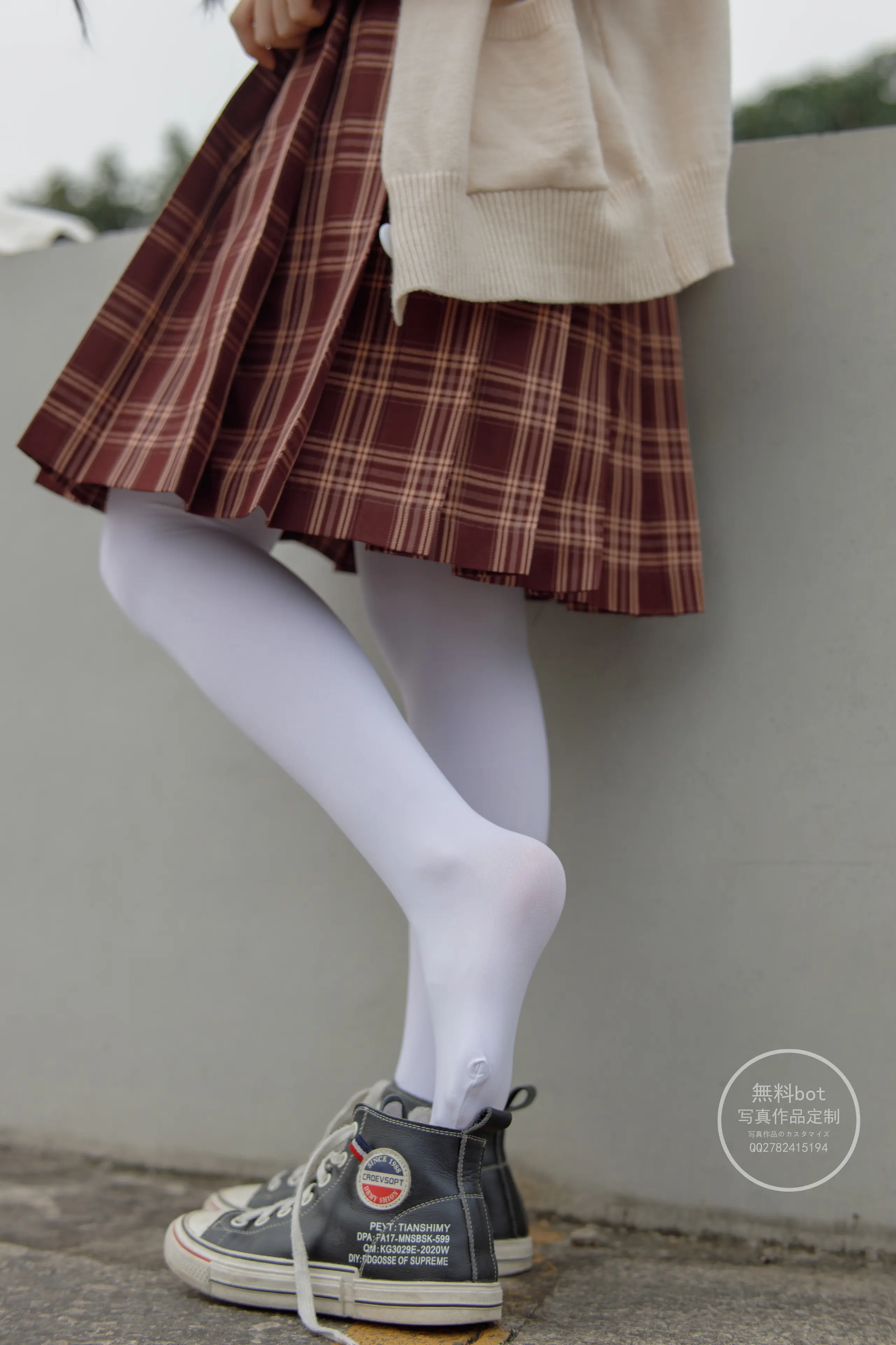 森萝财团 有料 依依 户外白丝JK制服 [90P]