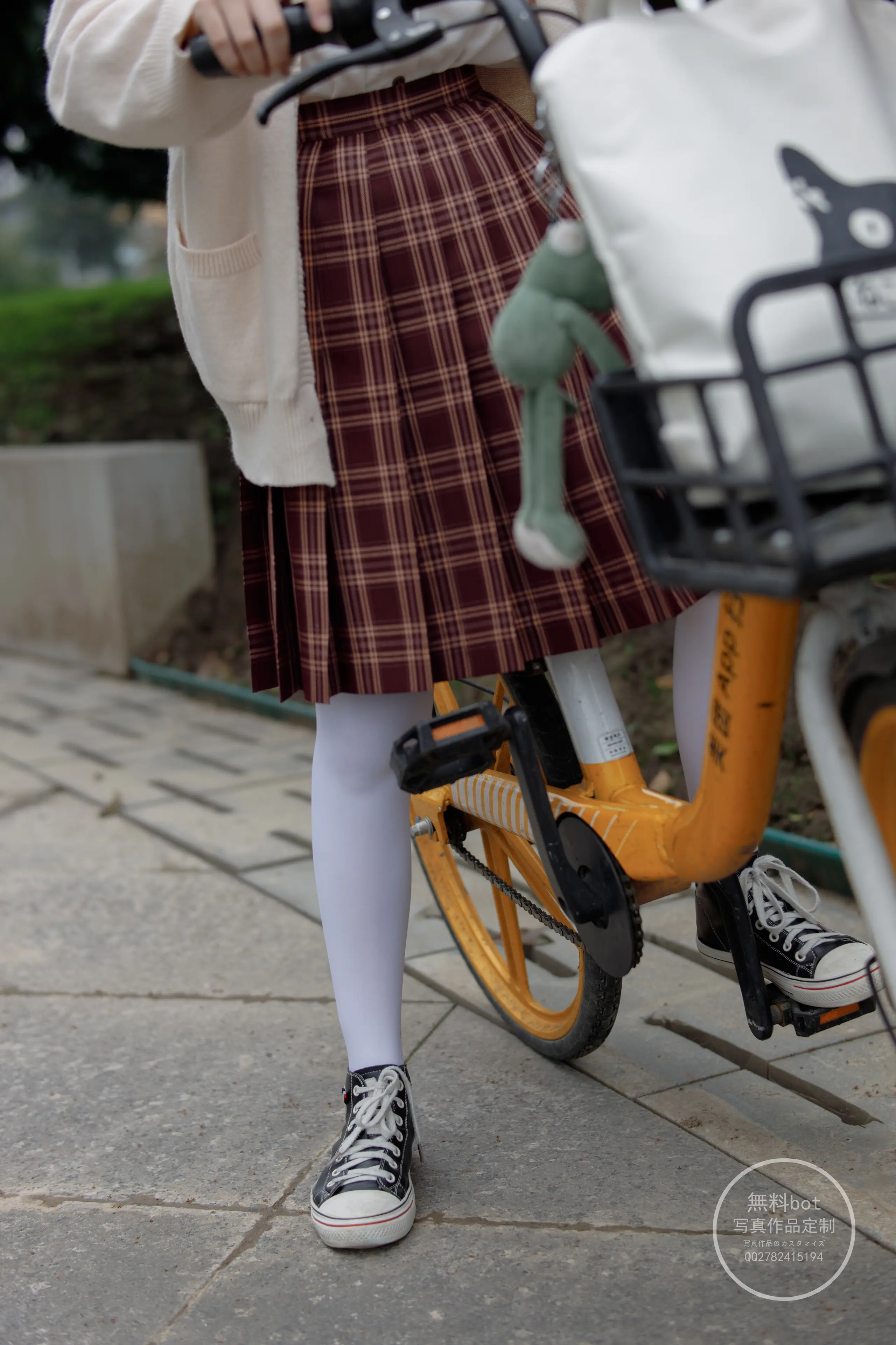 森萝财团 有料 依依 户外白丝JK制服 [90P]