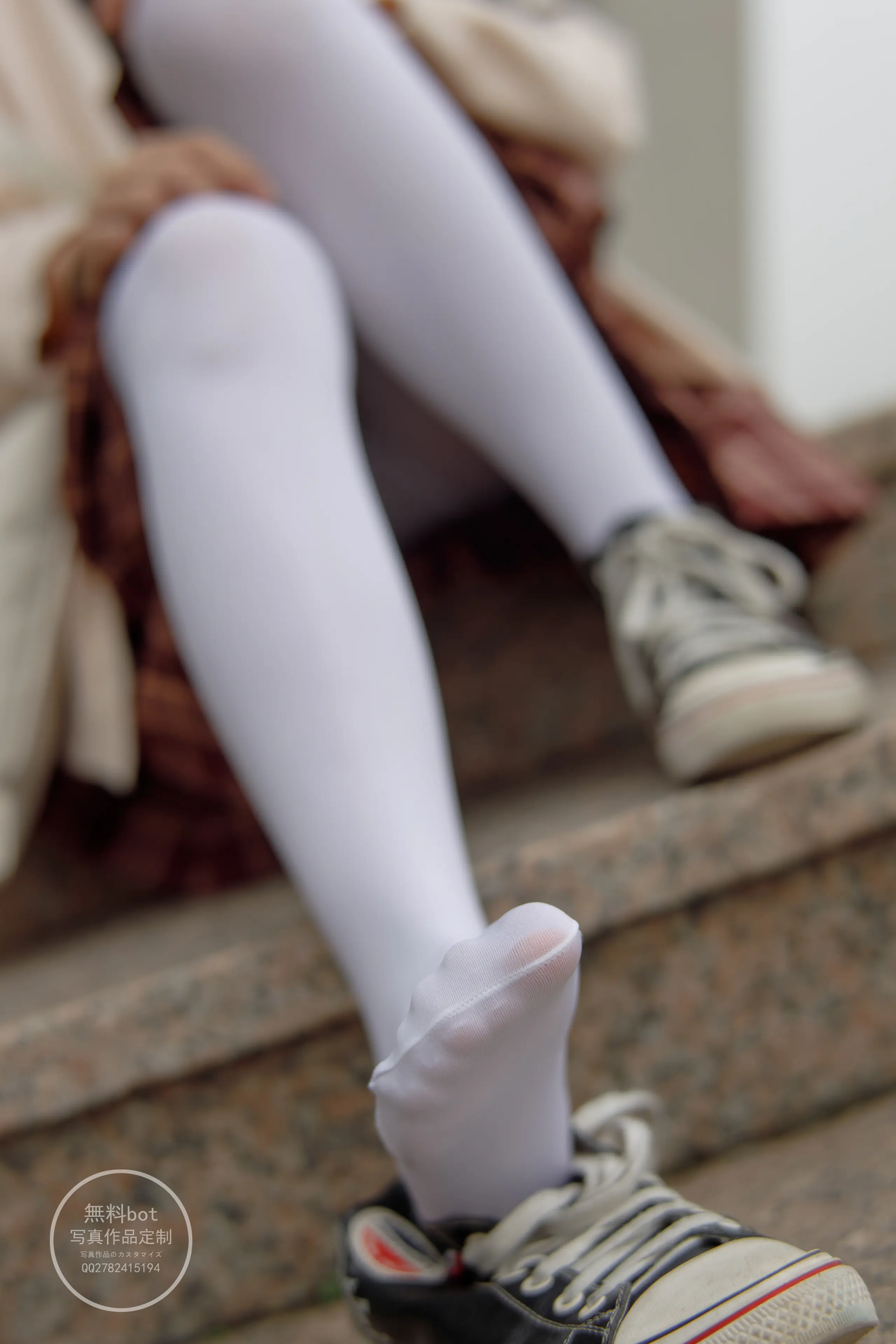 森萝财团 有料 依依 户外白丝JK制服 [90P]