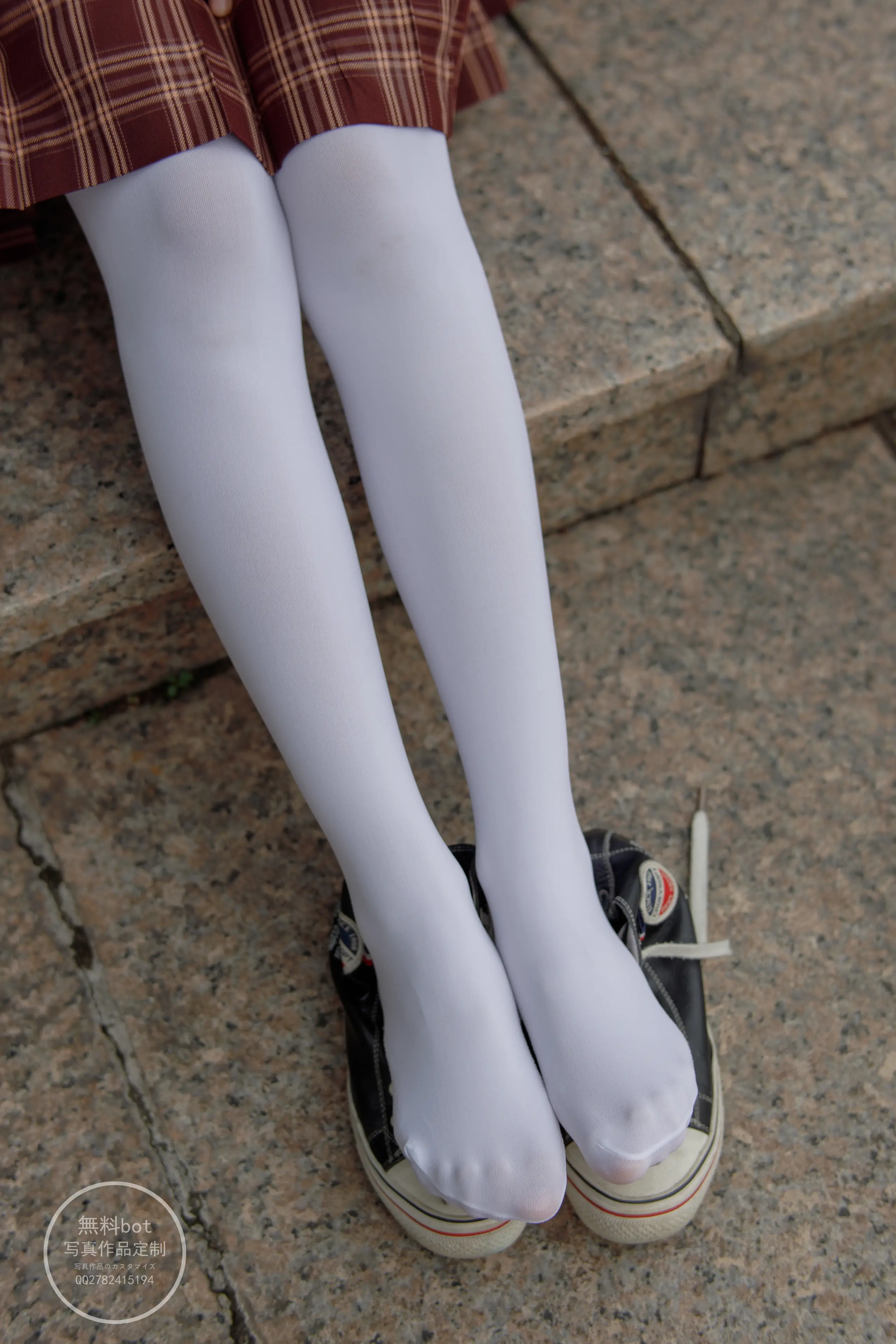 森萝财团 有料 依依 户外白丝JK制服 [90P]