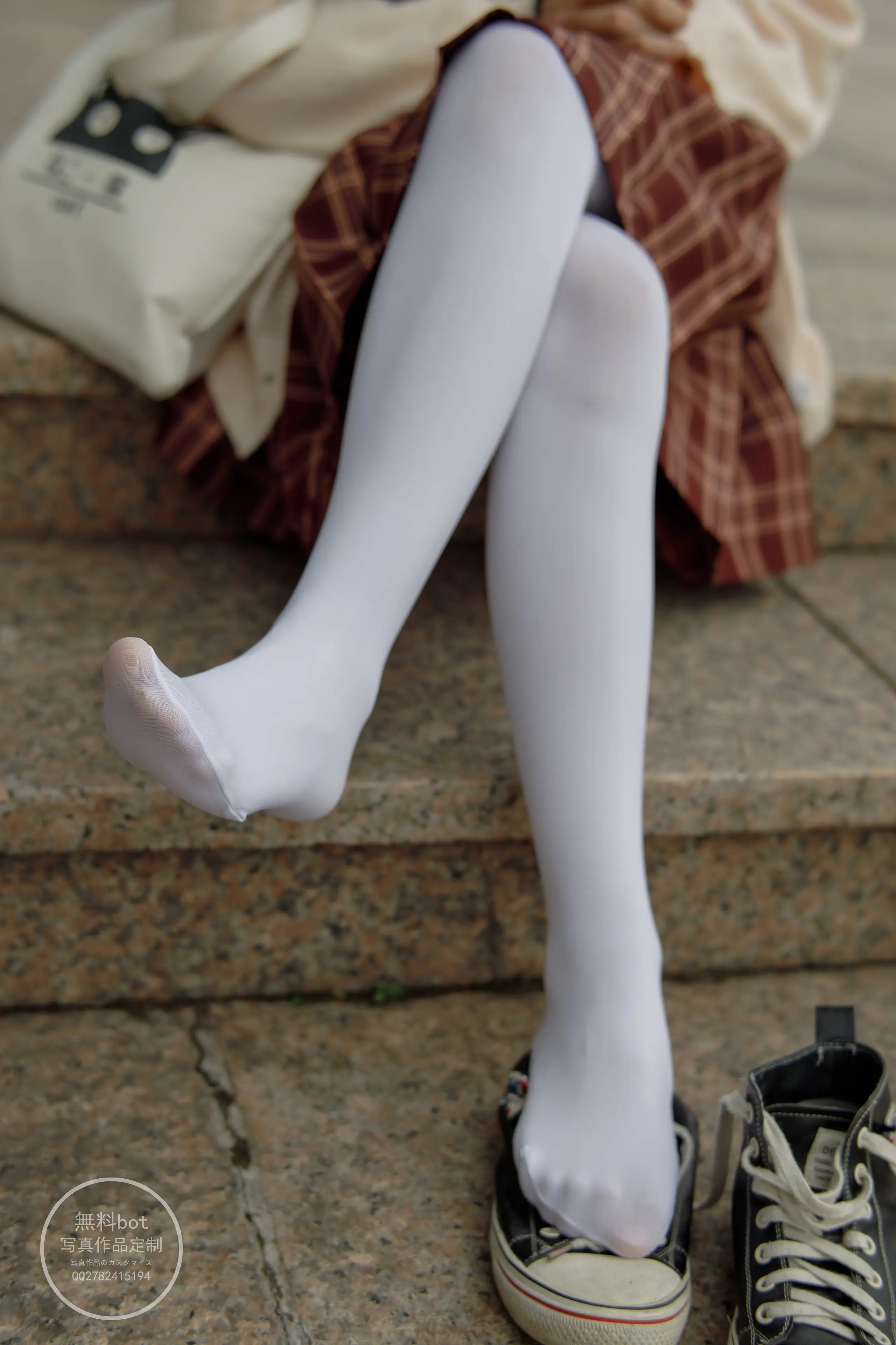 森萝财团 有料 依依 户外白丝JK制服 [90P]