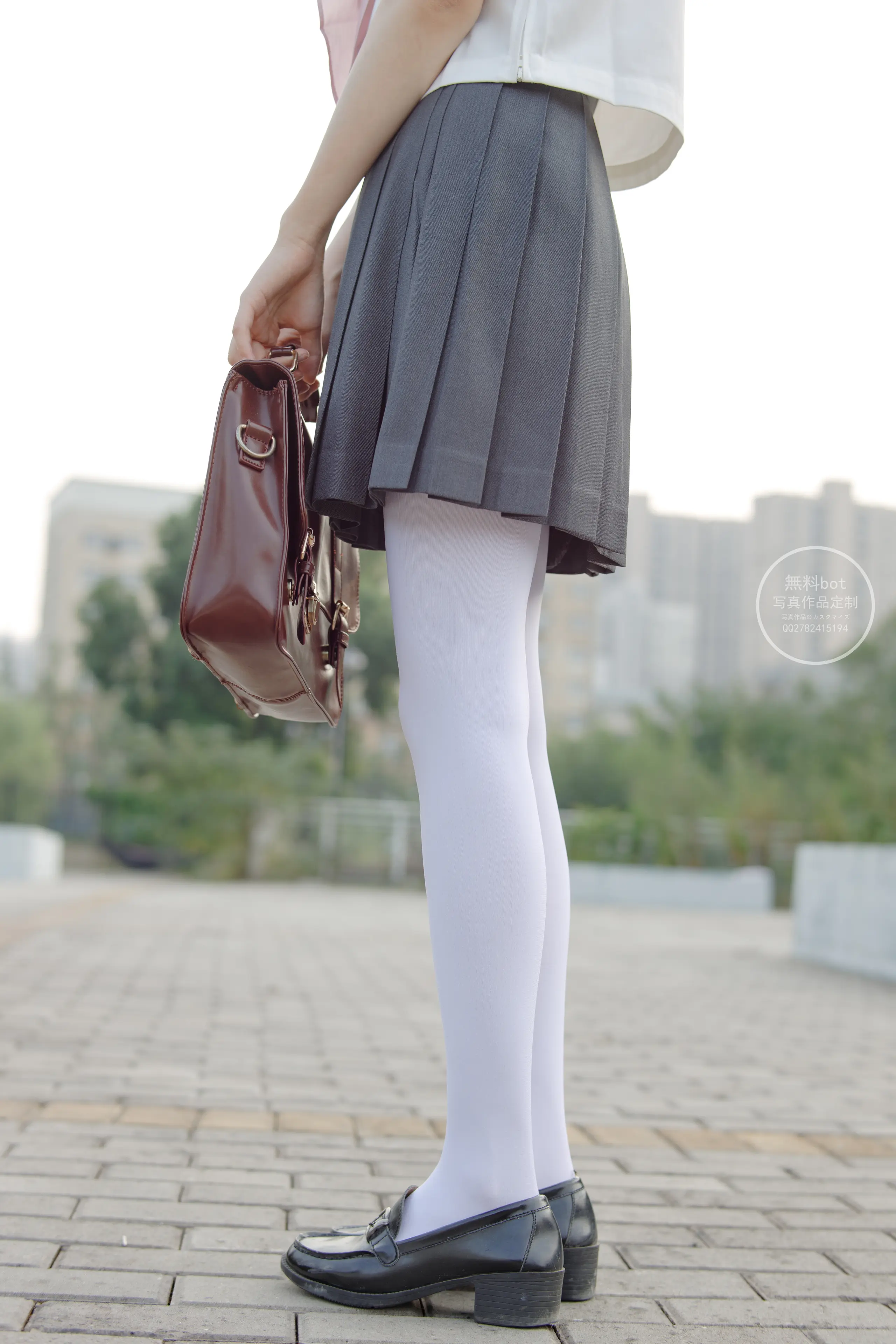 森萝财团 有料 依依 户外白丝JK制服 [90P]