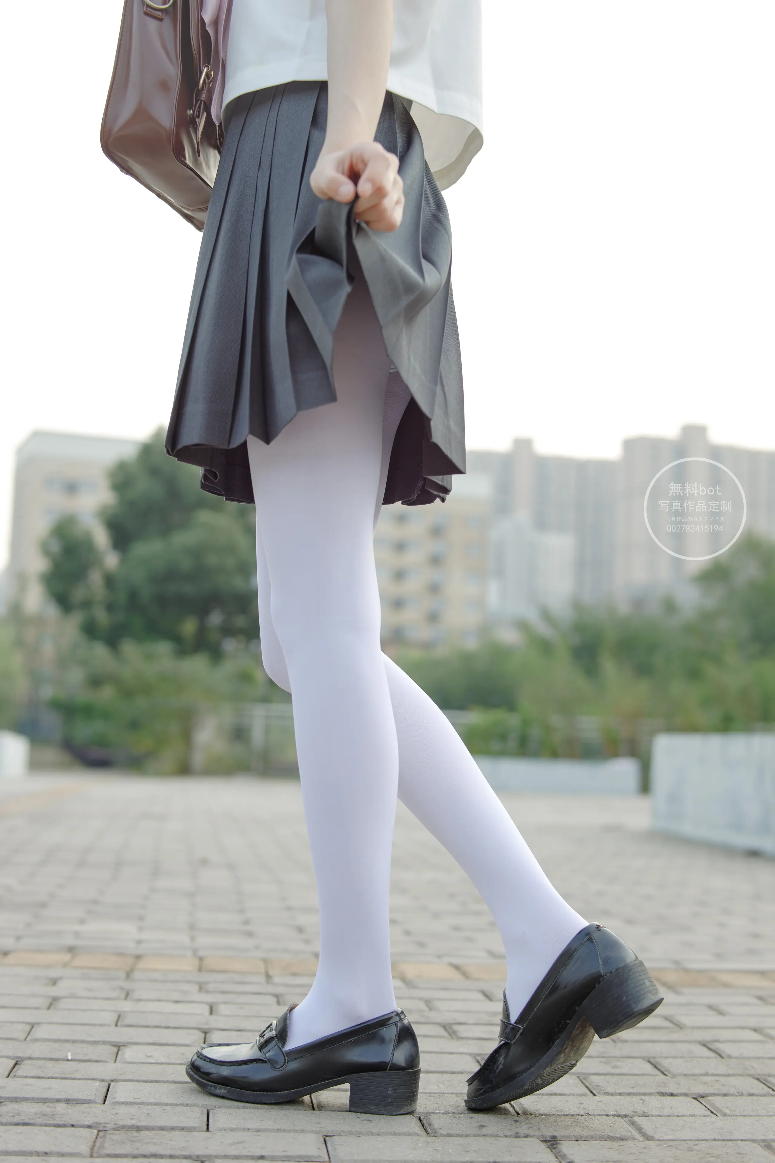 森萝财团 有料 依依 户外白丝JK制服 [90P]