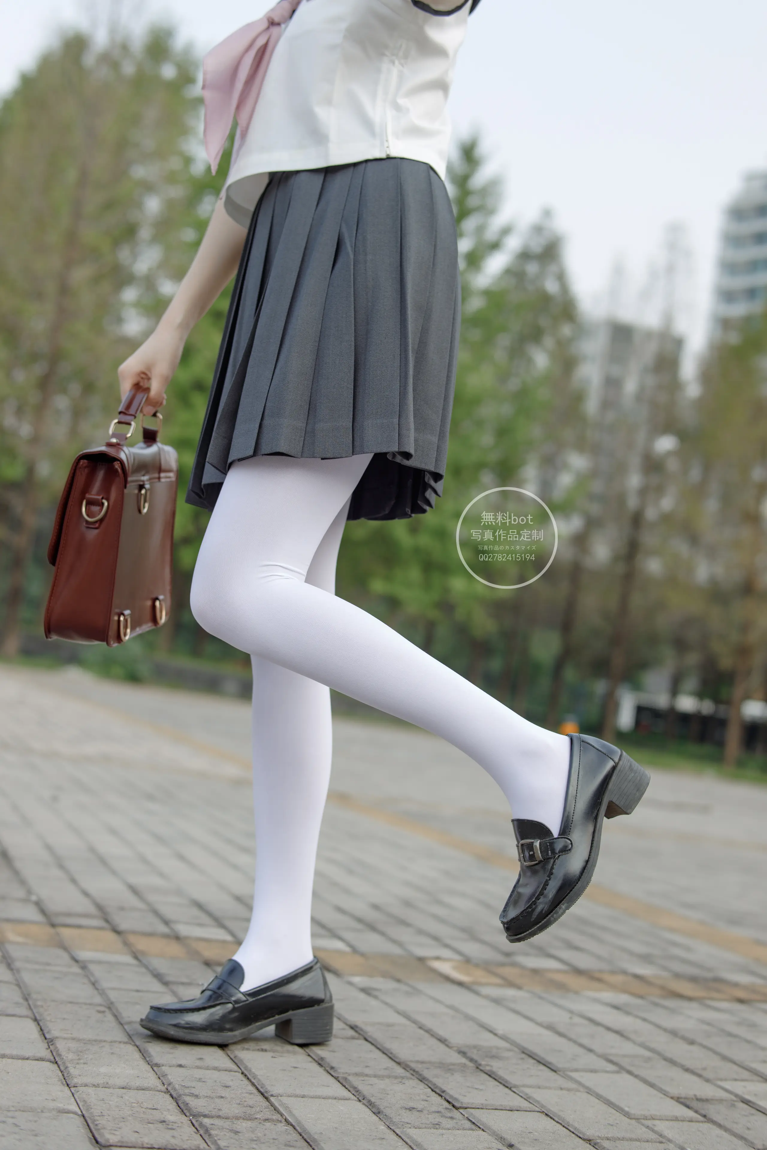 森萝财团 有料 依依 户外白丝JK制服 [90P]