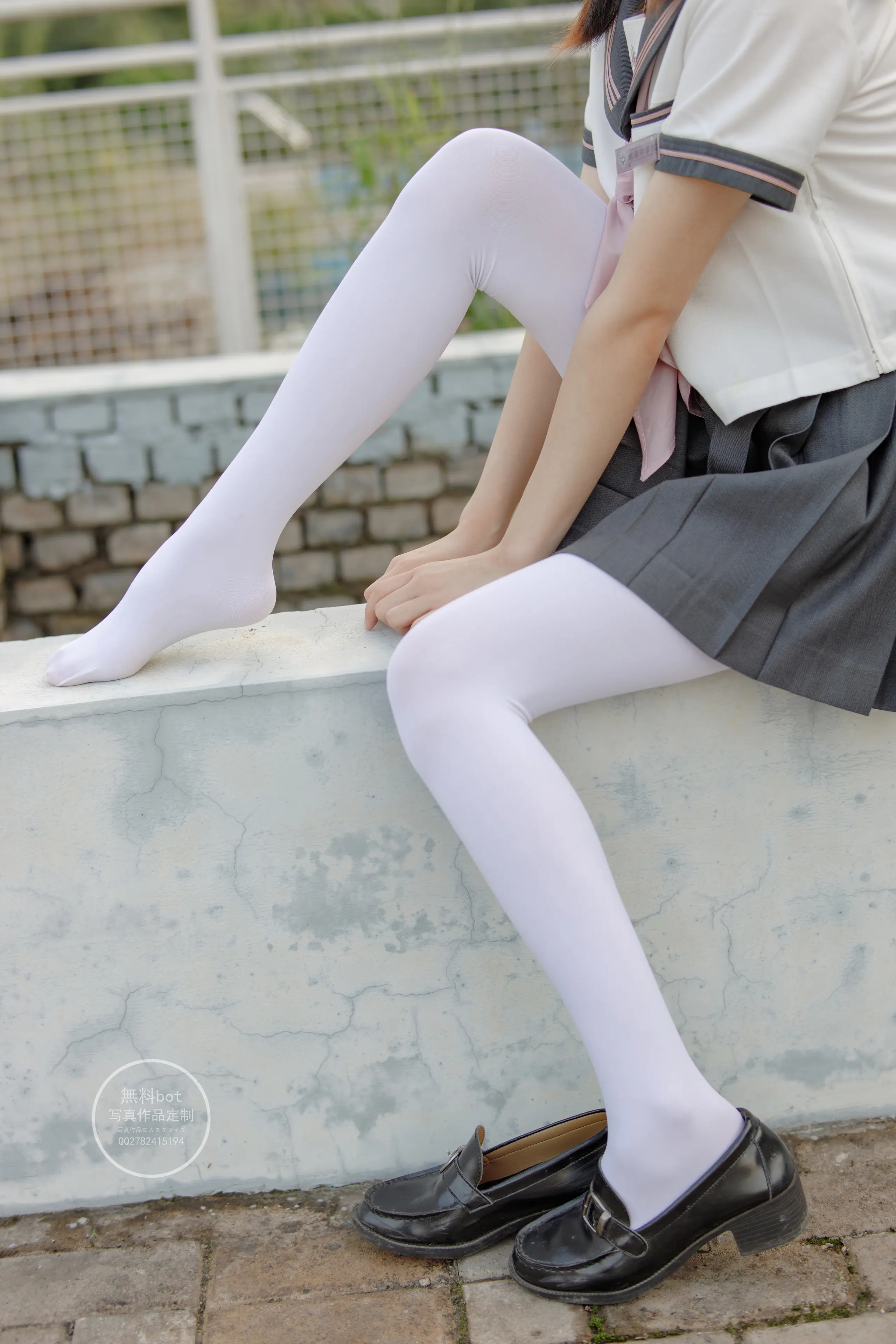 森萝财团 有料 依依 户外白丝JK制服 [90P]