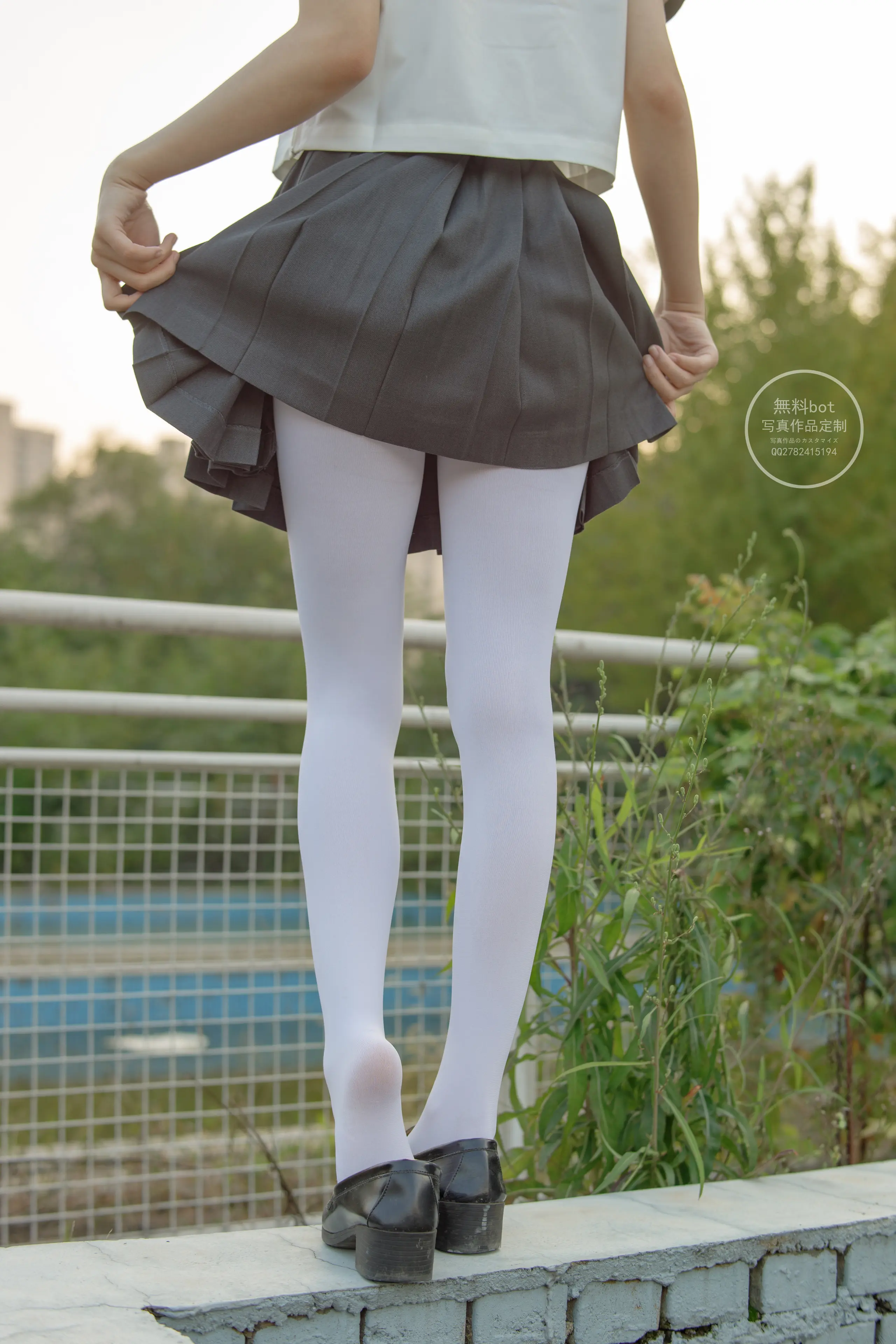 森萝财团 有料 依依 户外白丝JK制服 [90P]