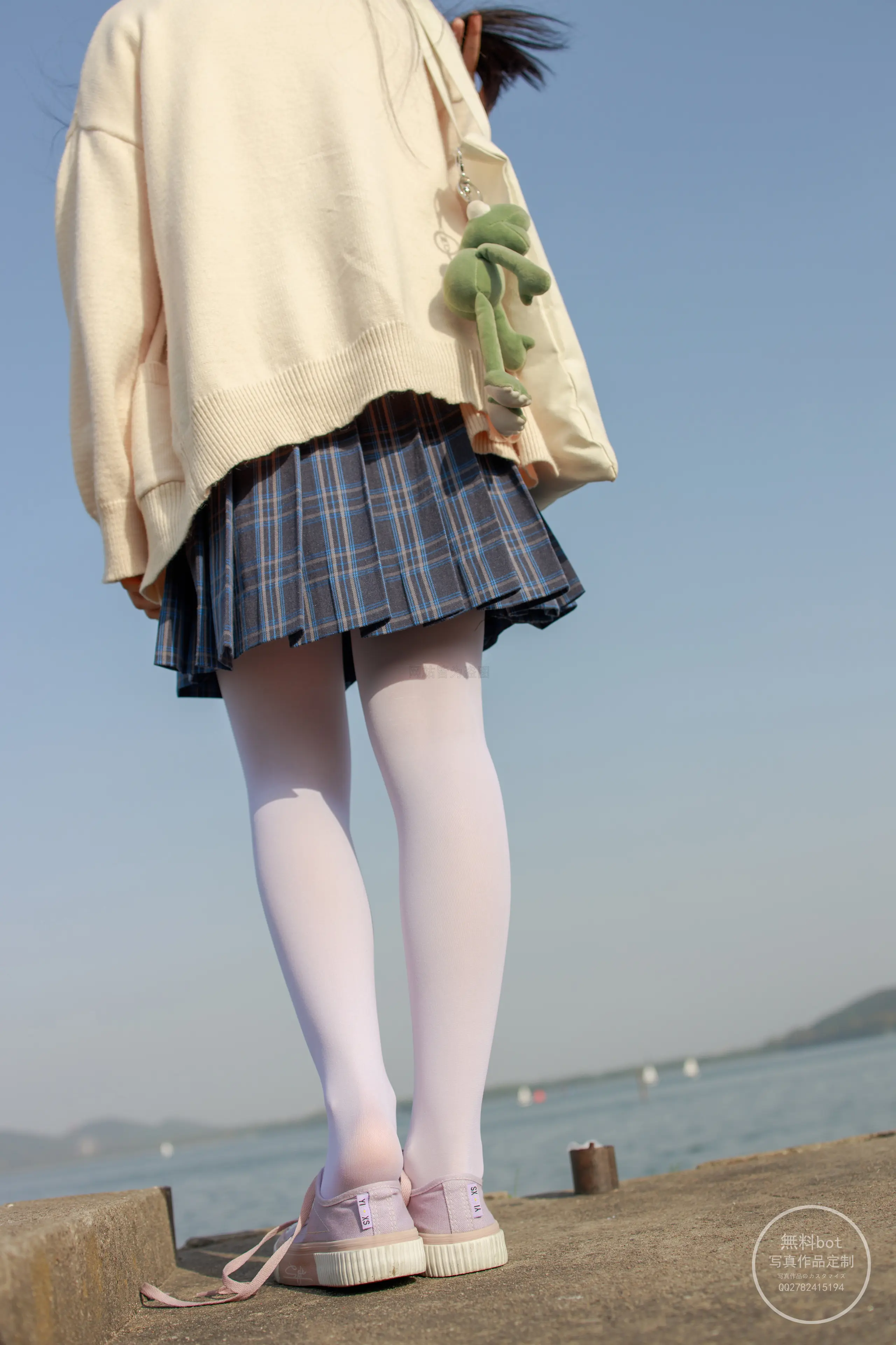 森萝财团 有料 依依 湖边JK白丝 [77P]