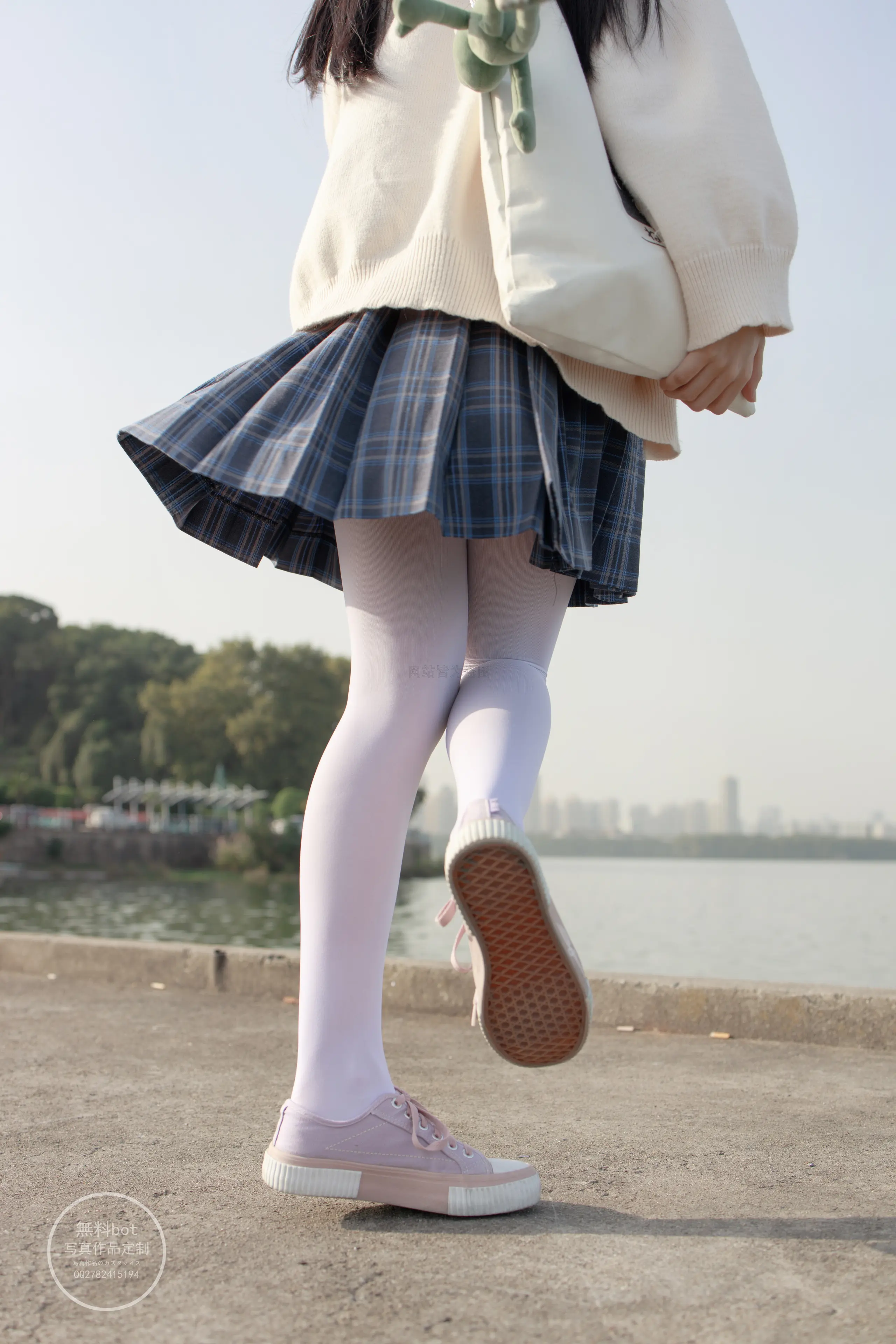 森萝财团 有料 依依 湖边JK白丝 [77P]