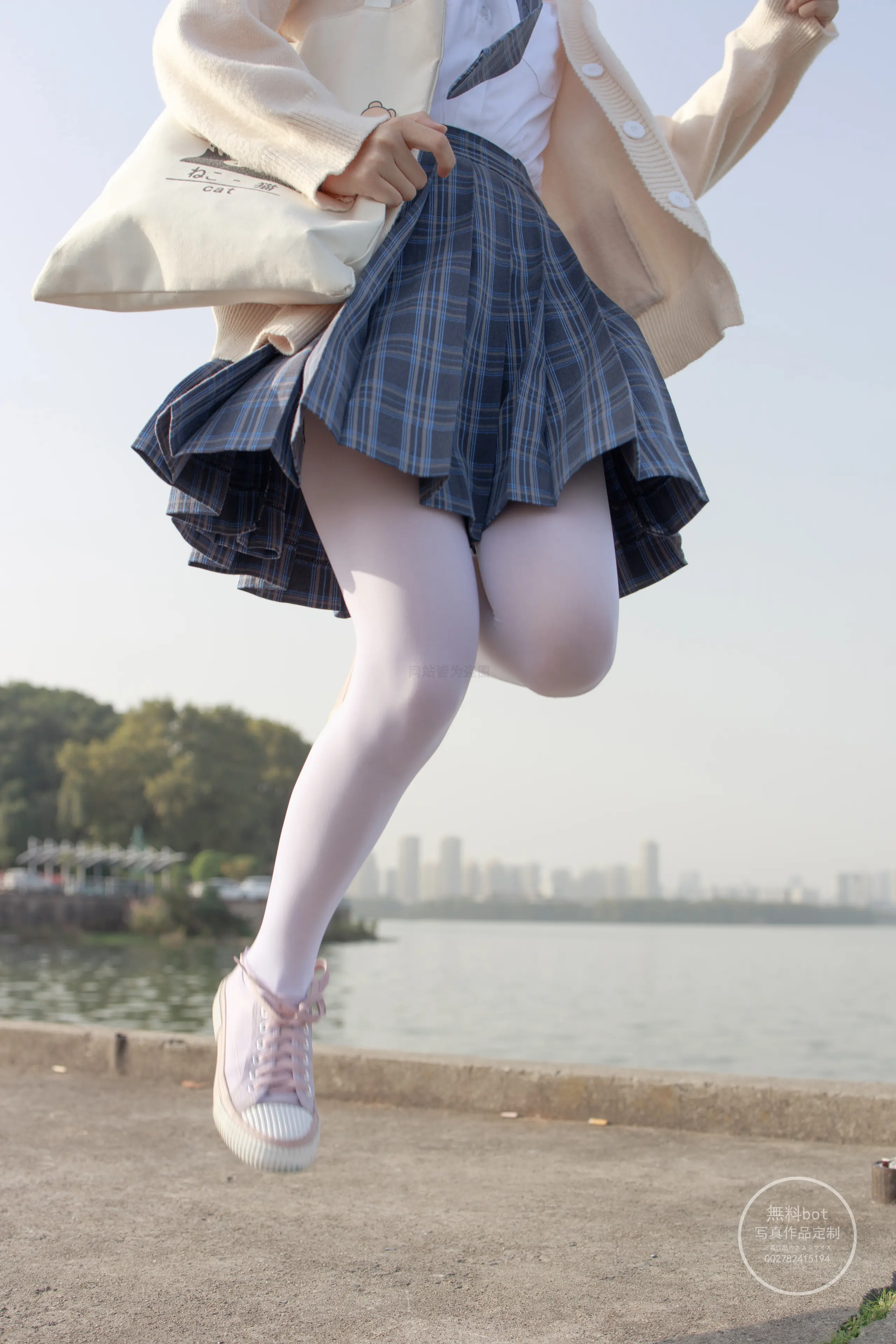 森萝财团 有料 依依 湖边JK白丝 [77P]