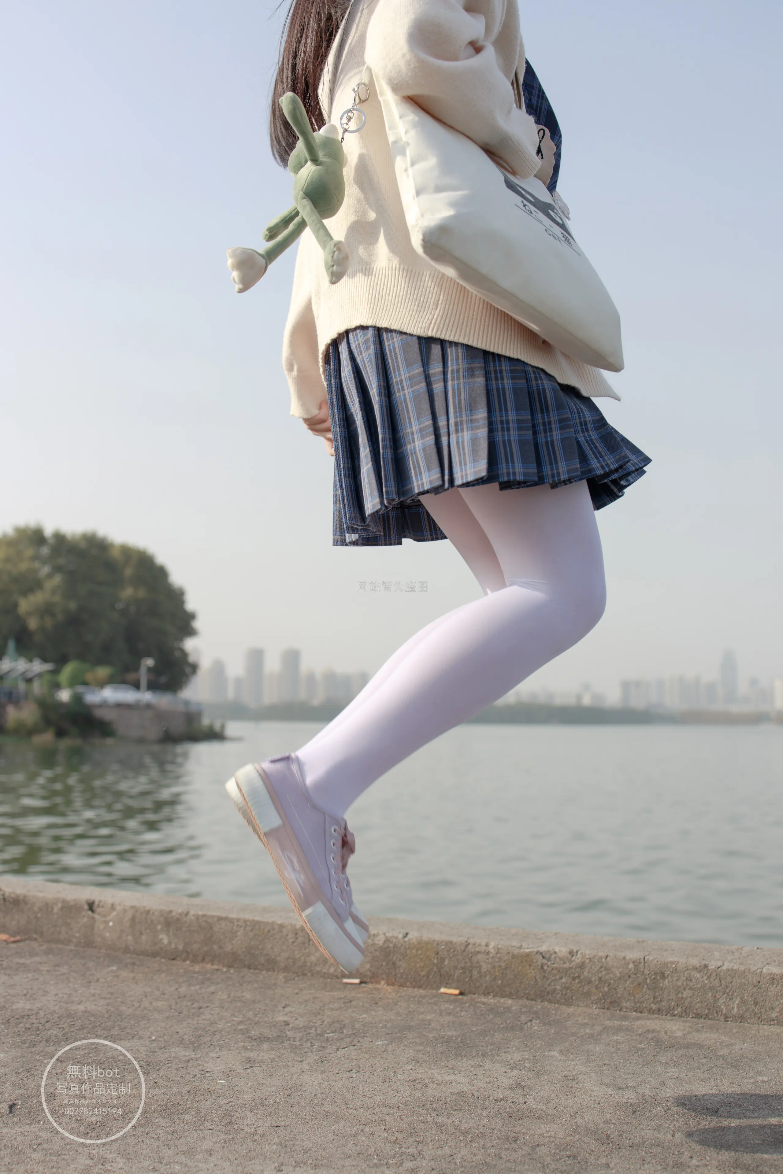 森萝财团 有料 依依 湖边JK白丝 [77P]