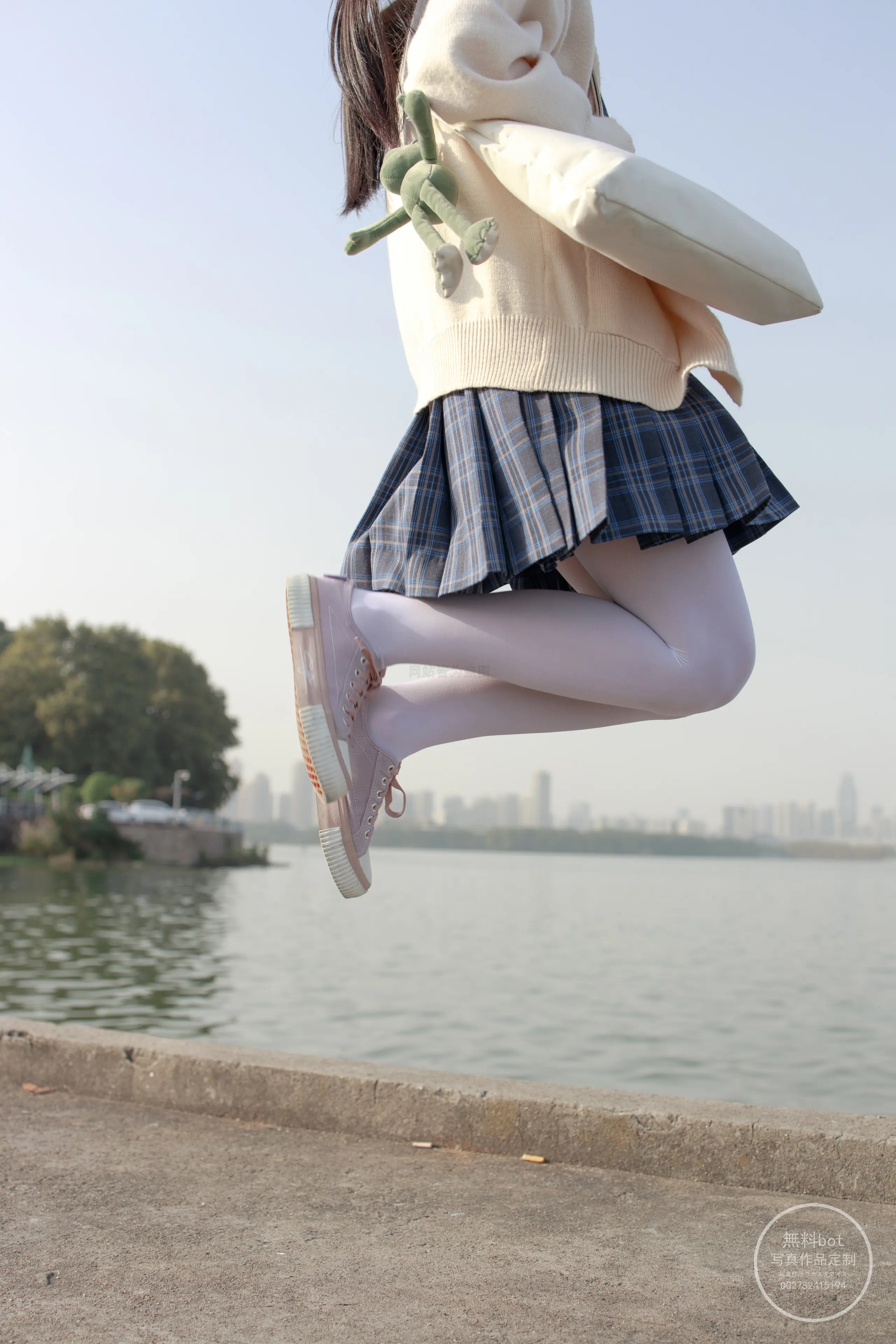 森萝财团 有料 依依 湖边JK白丝 [77P]