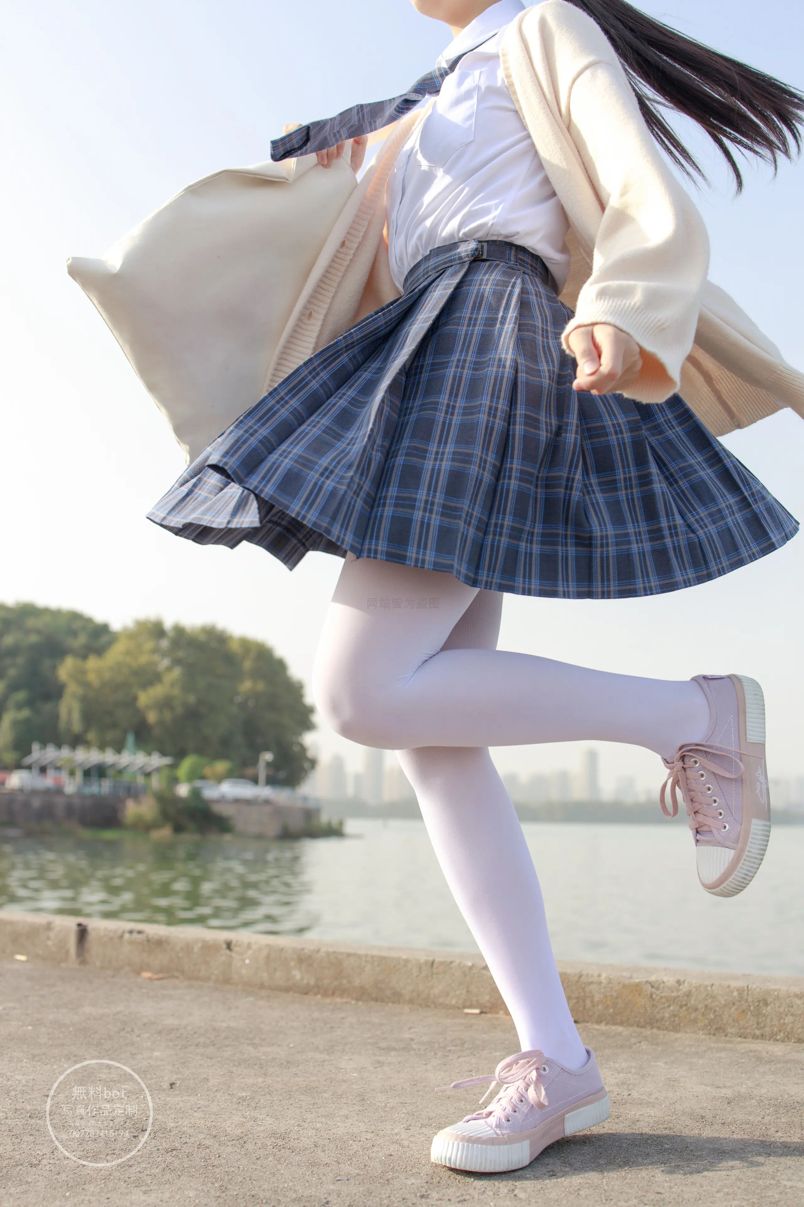 森萝财团 有料 依依 湖边JK白丝 [77P]