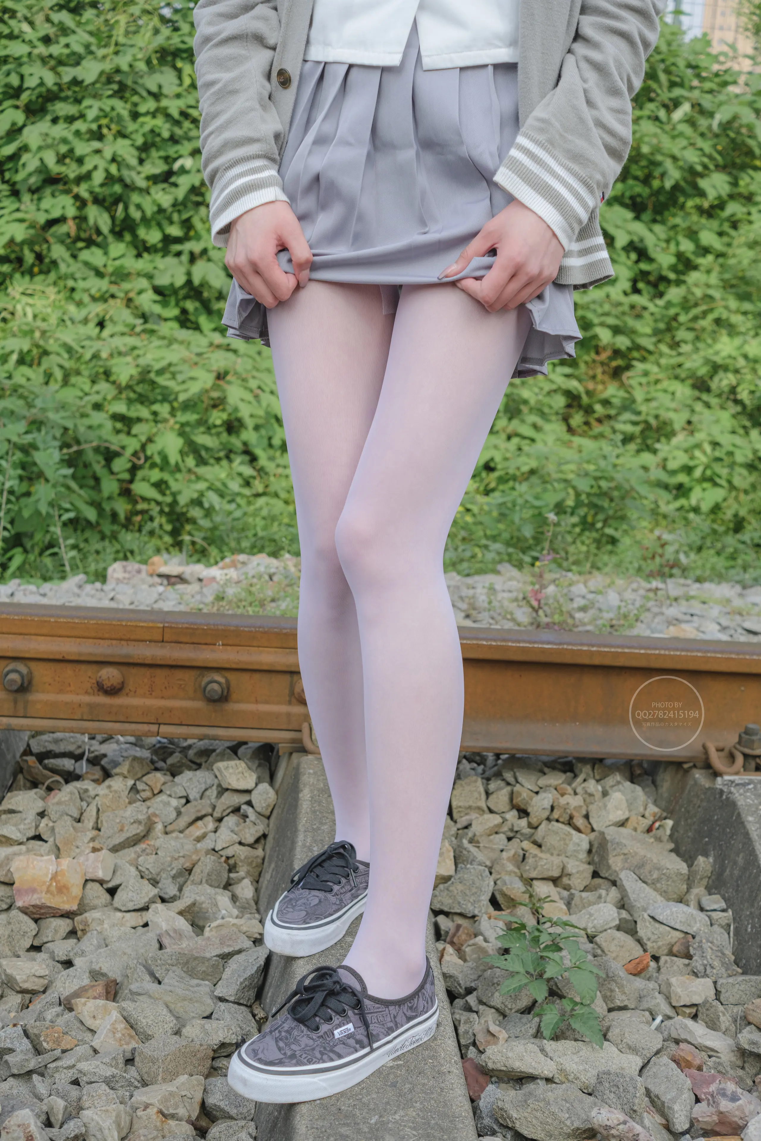 森萝财团 有料 吸吸 铁轨边的JK白丝美少女 [60P]