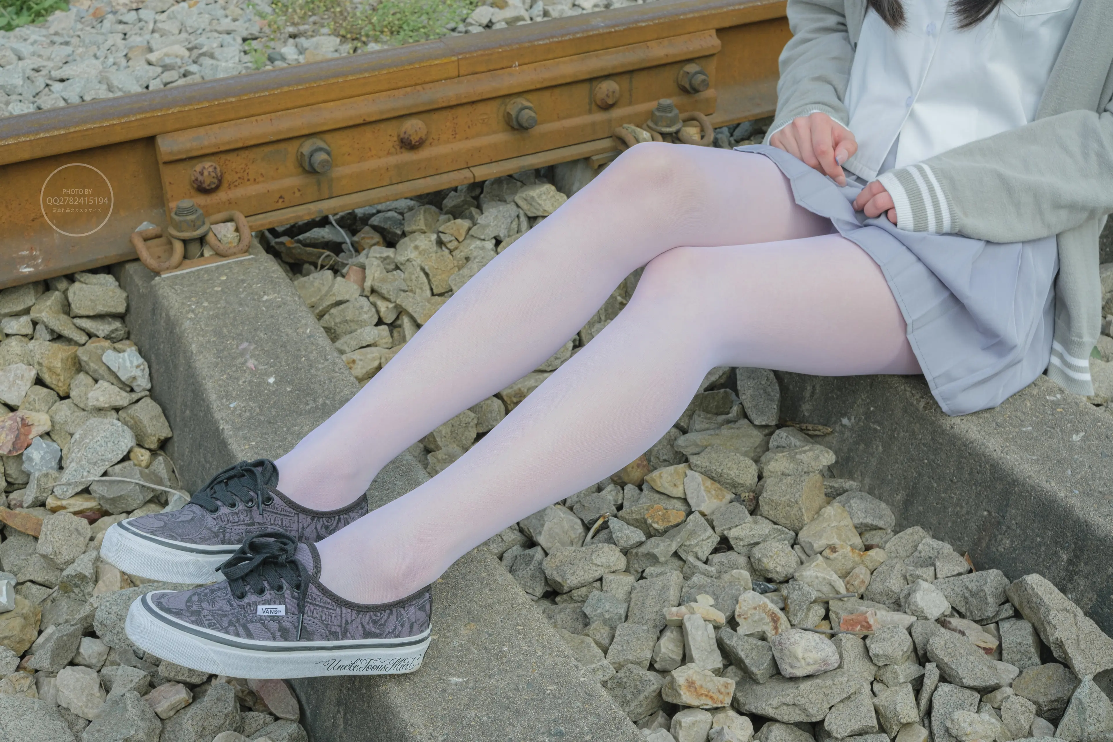 森萝财团 有料 吸吸 铁轨边的JK白丝美少女 [60P]