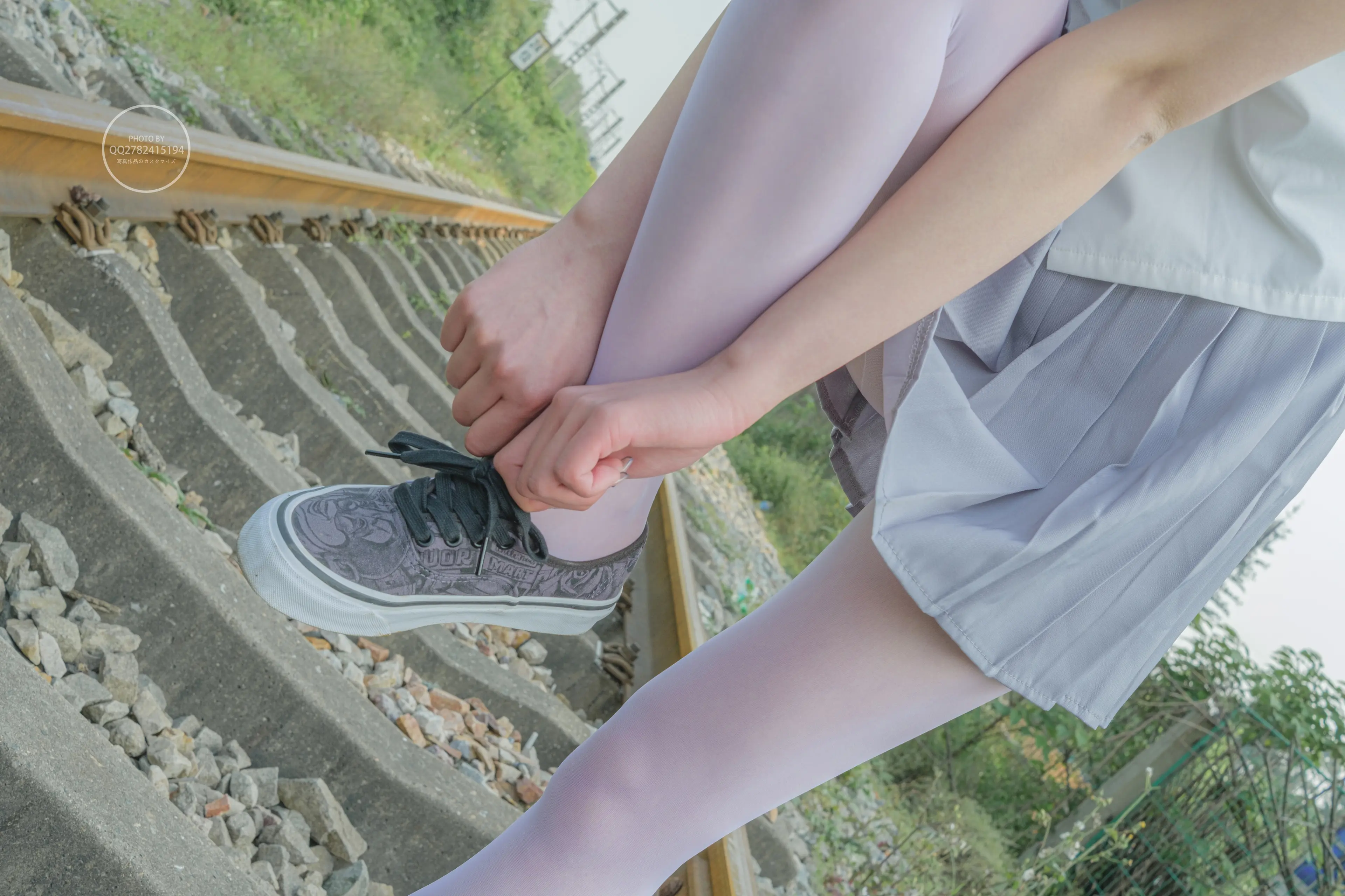 森萝财团 有料 吸吸 铁轨边的JK白丝美少女 [60P]