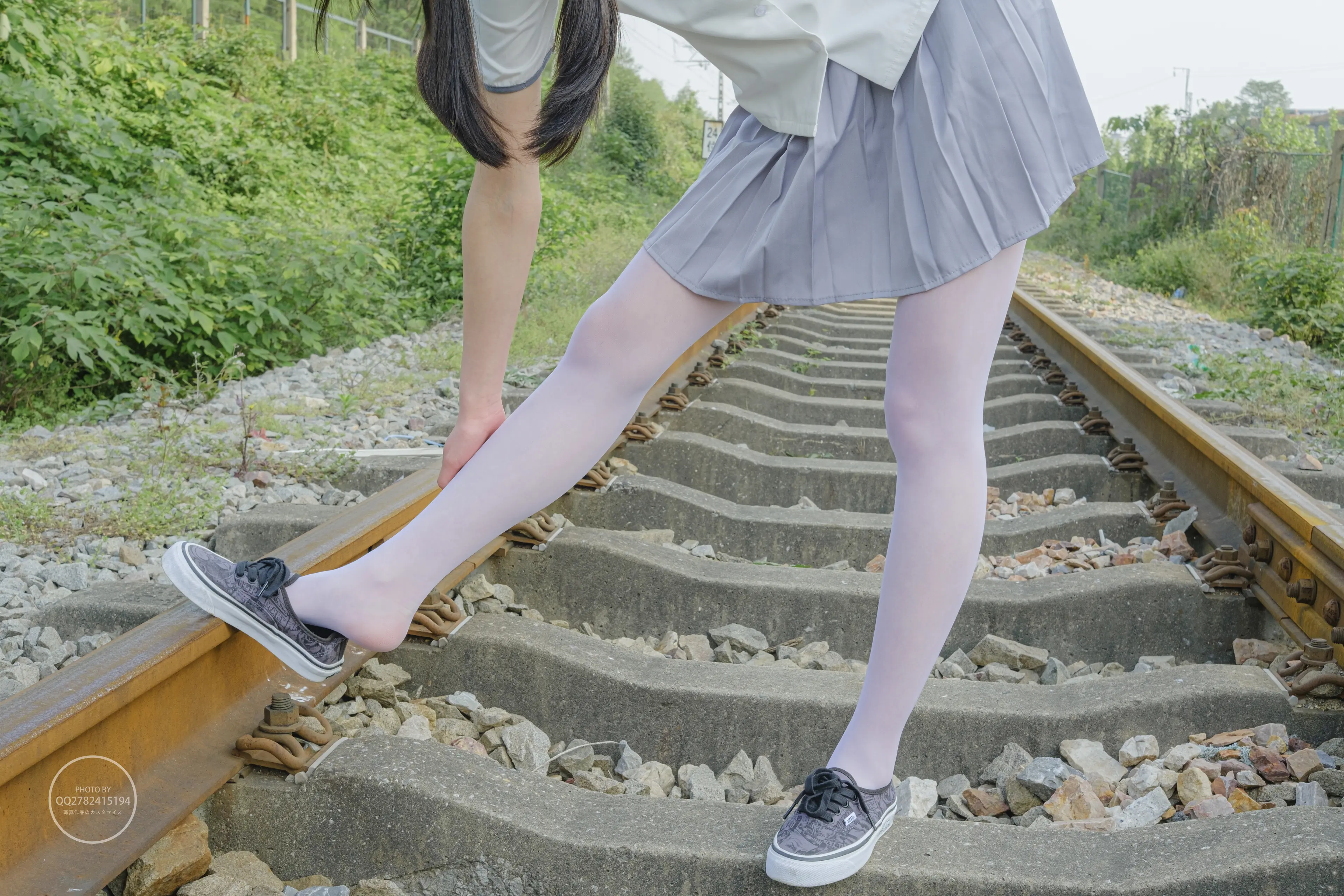 森萝财团 有料 吸吸 铁轨边的JK白丝美少女 [60P]