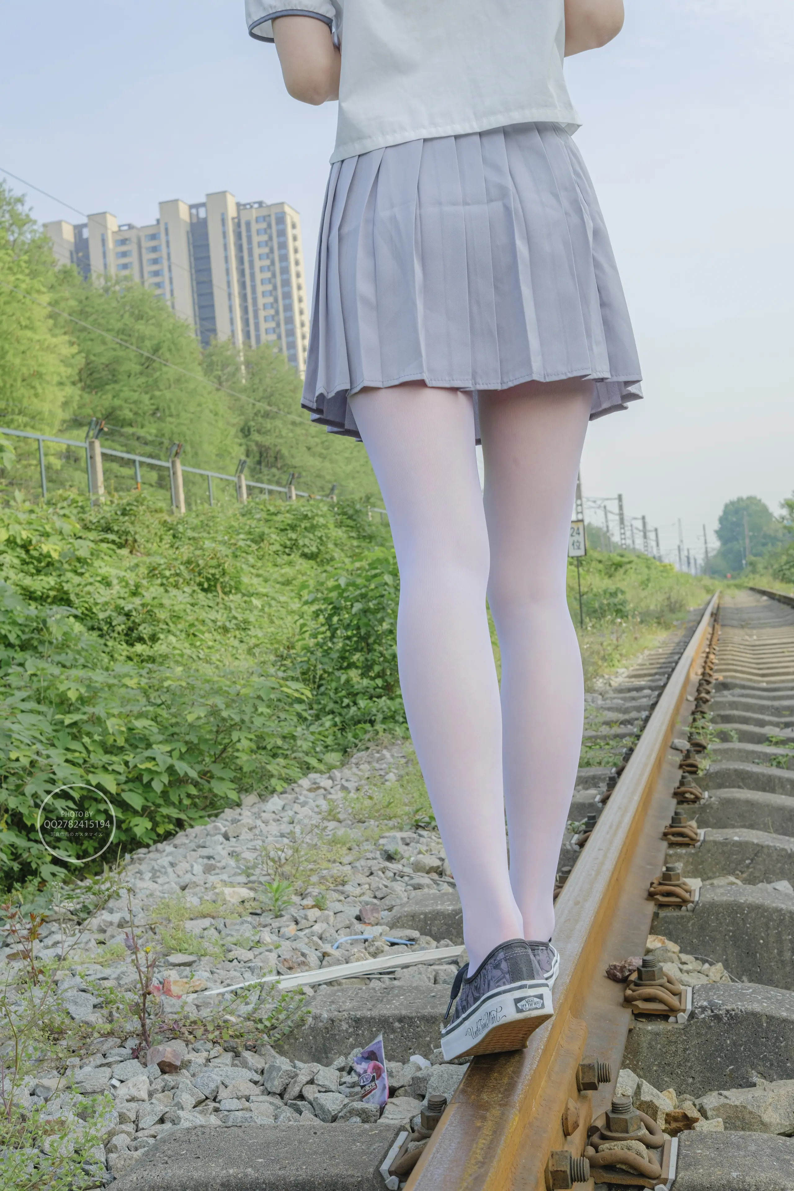 森萝财团 有料 吸吸 铁轨边的JK白丝美少女 [60P]