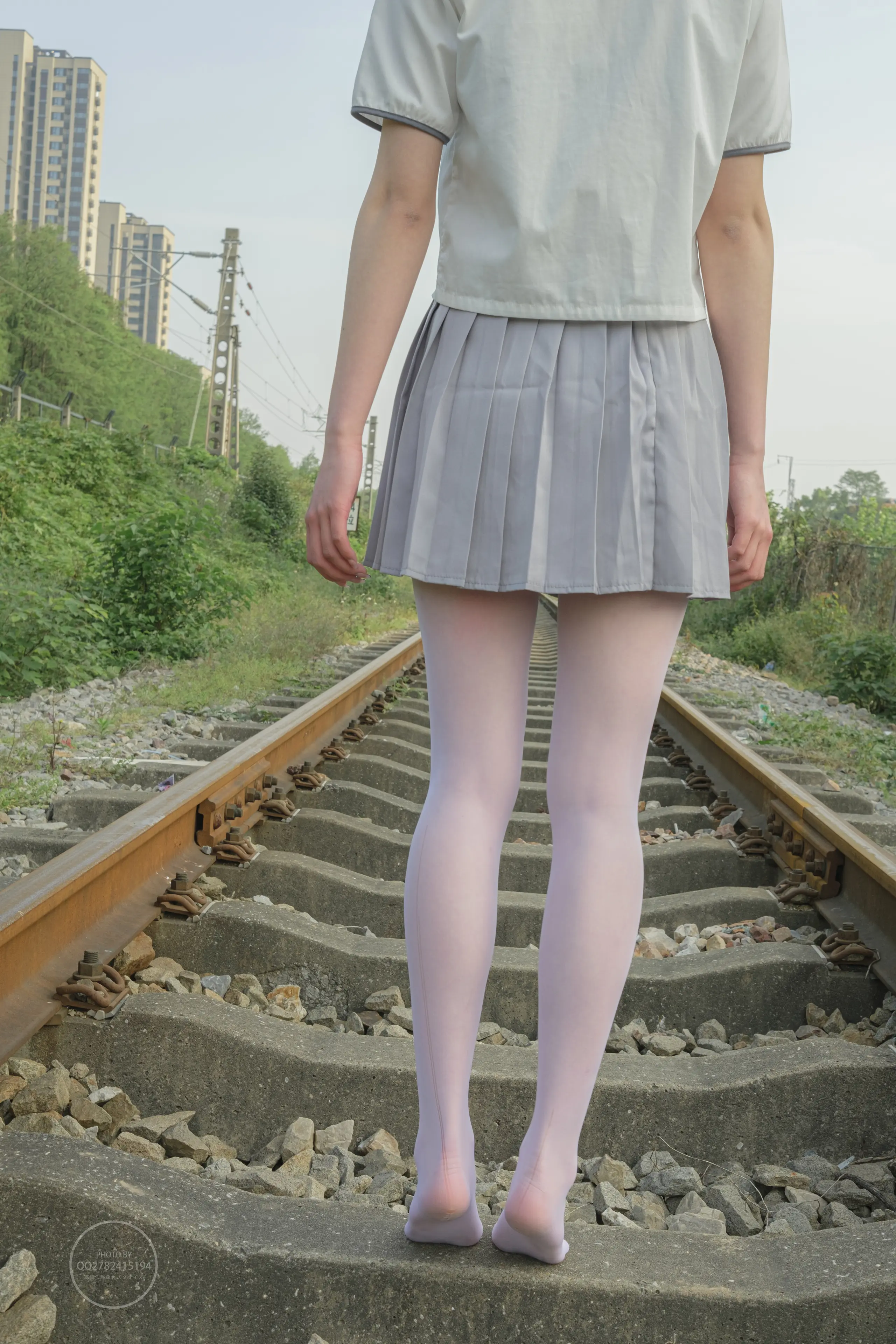 森萝财团 有料 吸吸 铁轨边的JK白丝美少女 [60P]