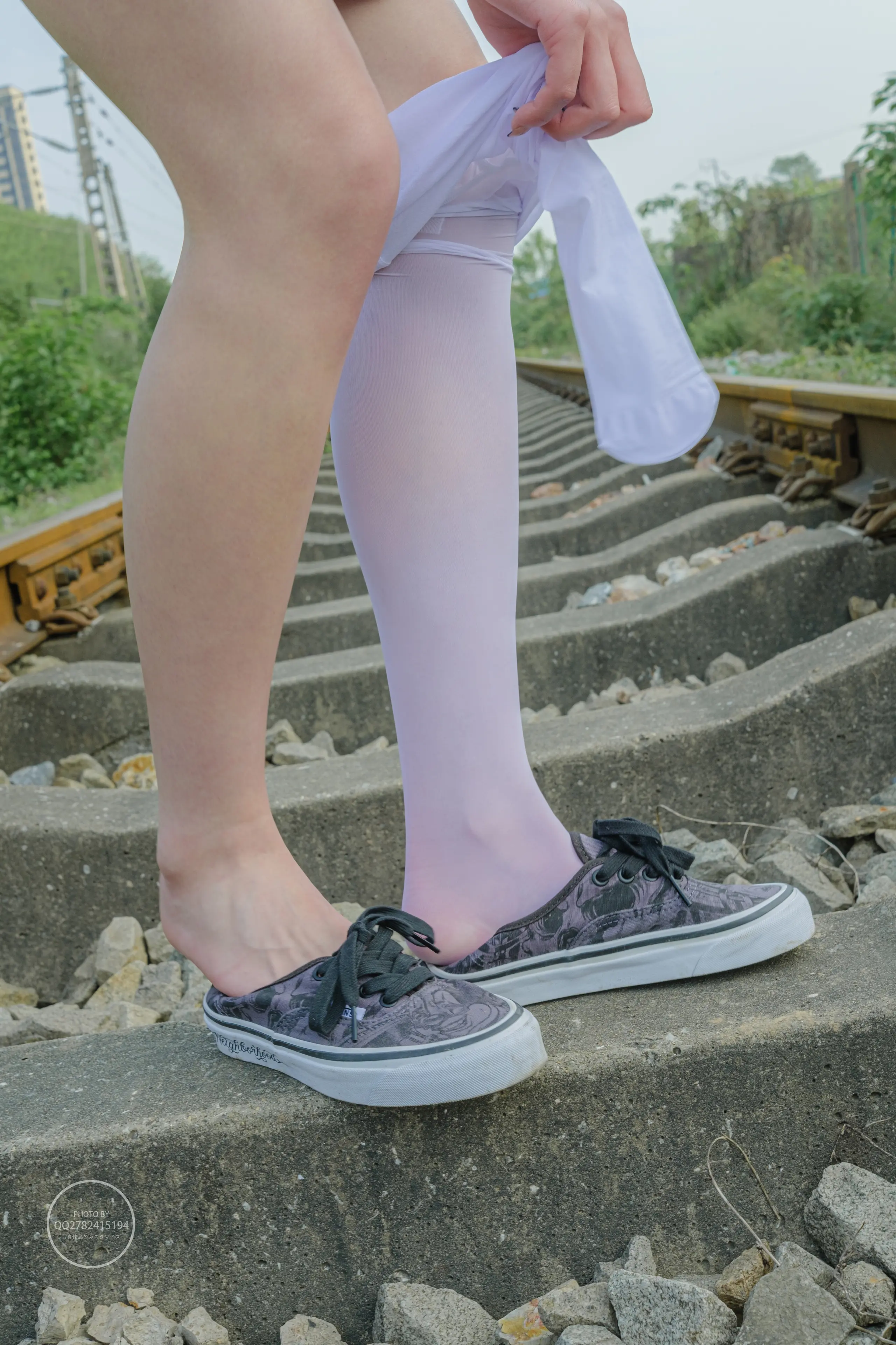 森萝财团 有料 吸吸 铁轨边的JK白丝美少女 [60P]