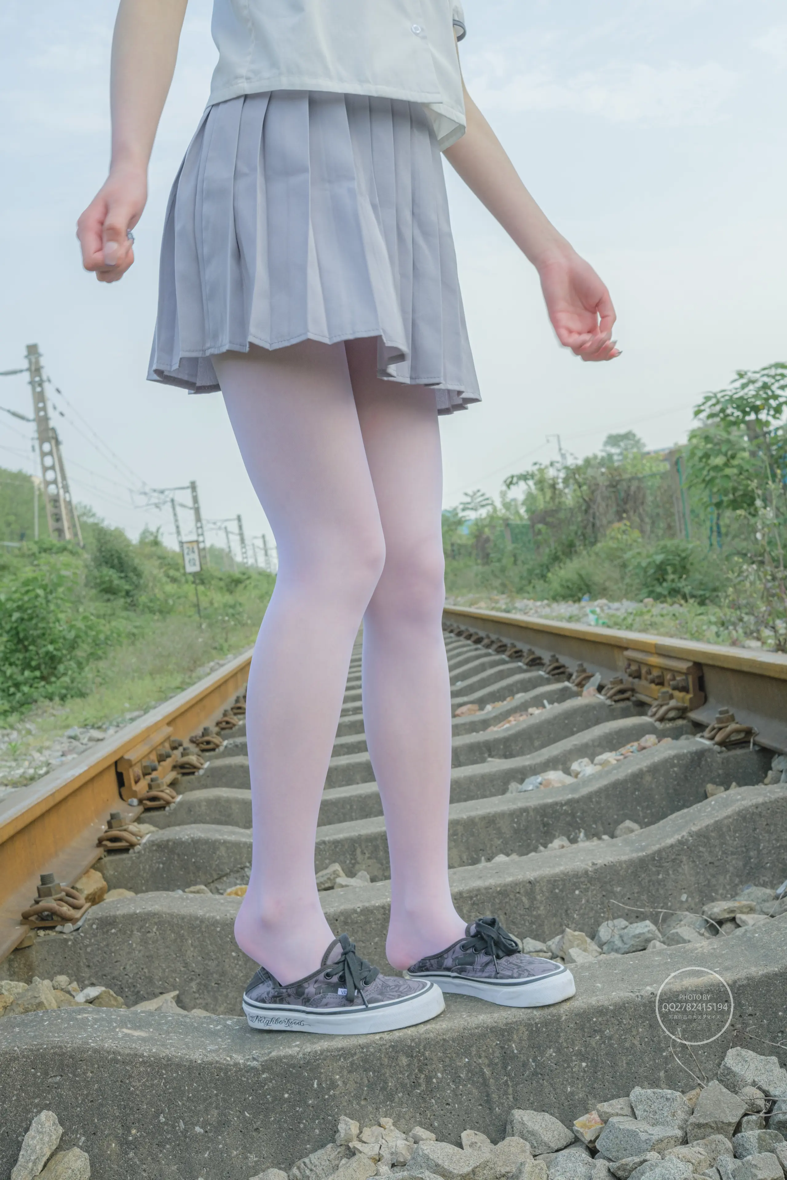 森萝财团 有料 吸吸 铁轨边的JK白丝美少女 [60P]