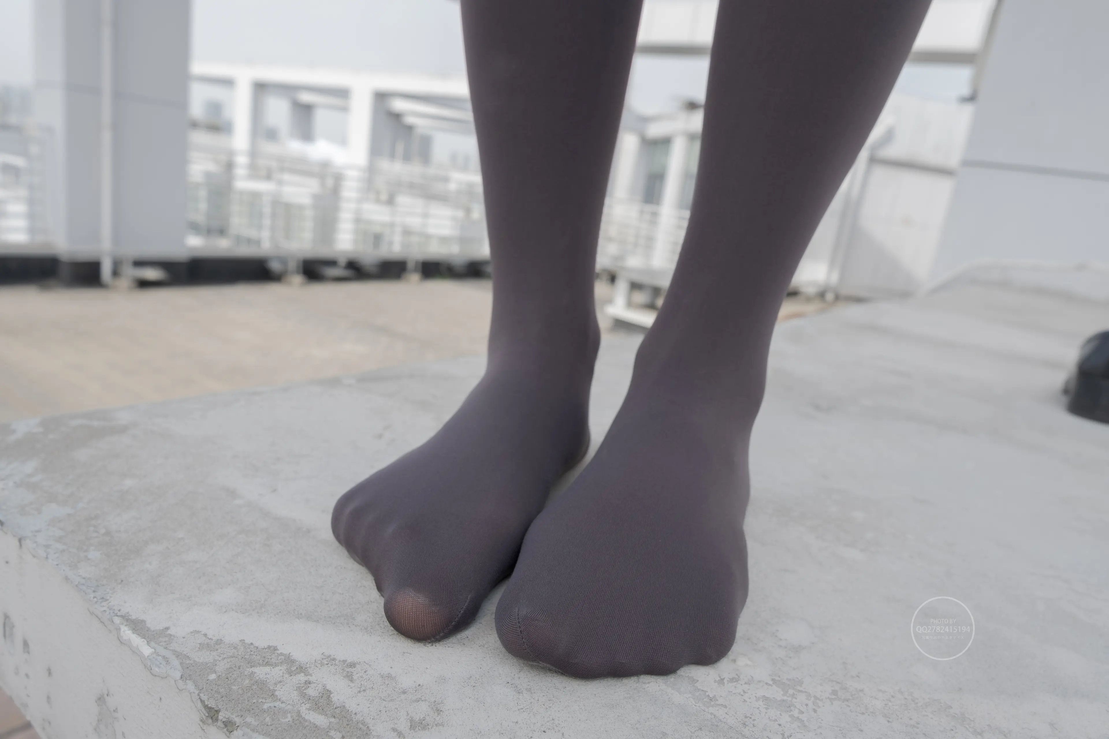 森萝财团 有料 小香 天台上的JK灰丝美少女 [90P]