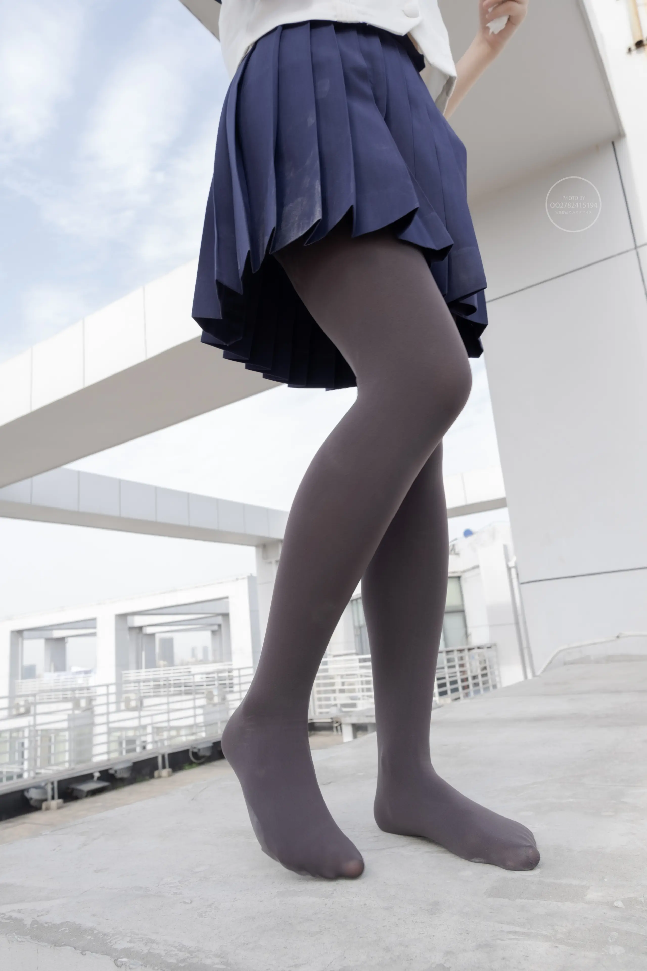 森萝财团 有料 小香 天台上的JK灰丝美少女 [90P]