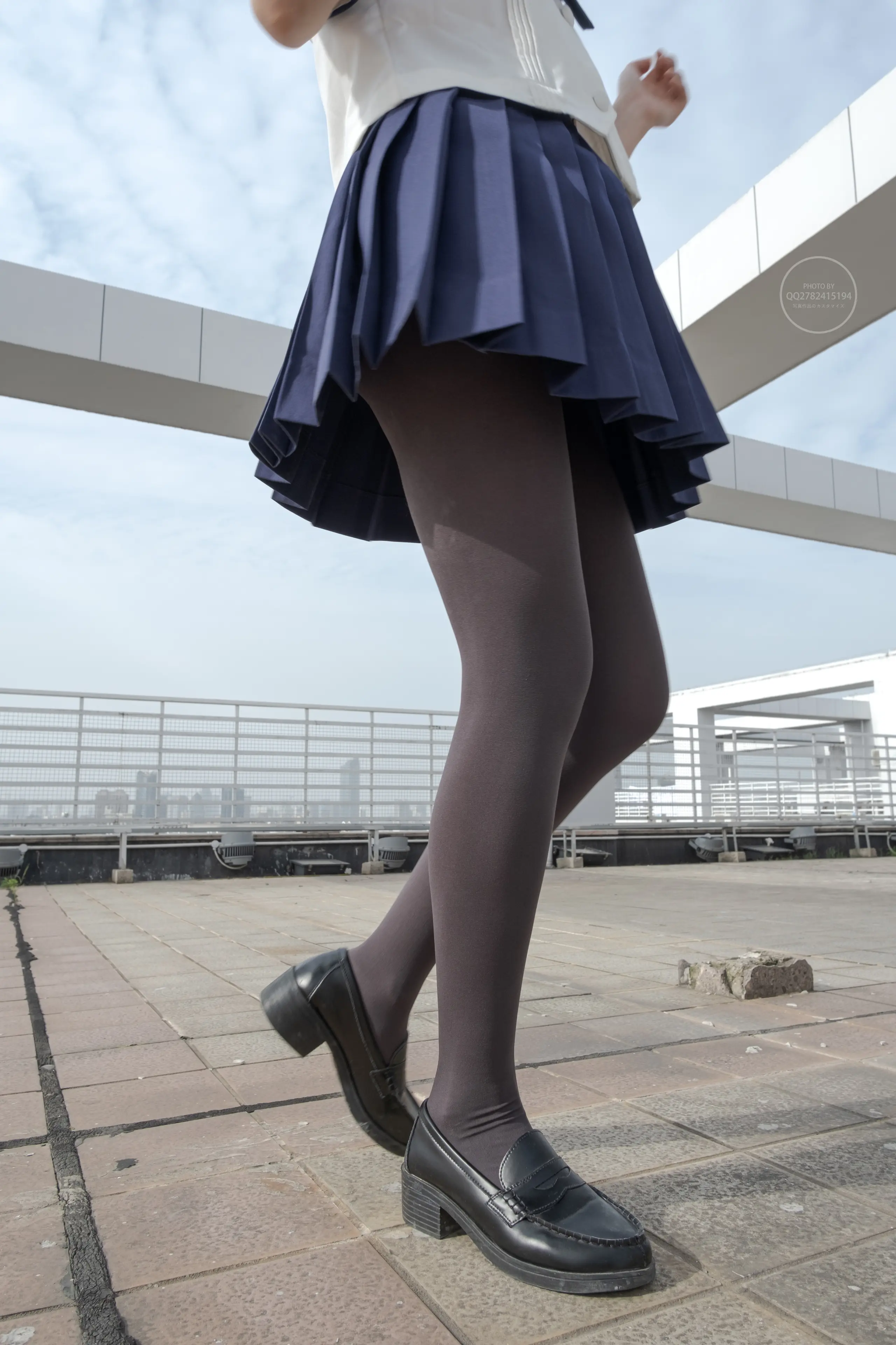 森萝财团 有料 小香 天台上的JK灰丝美少女 [90P]