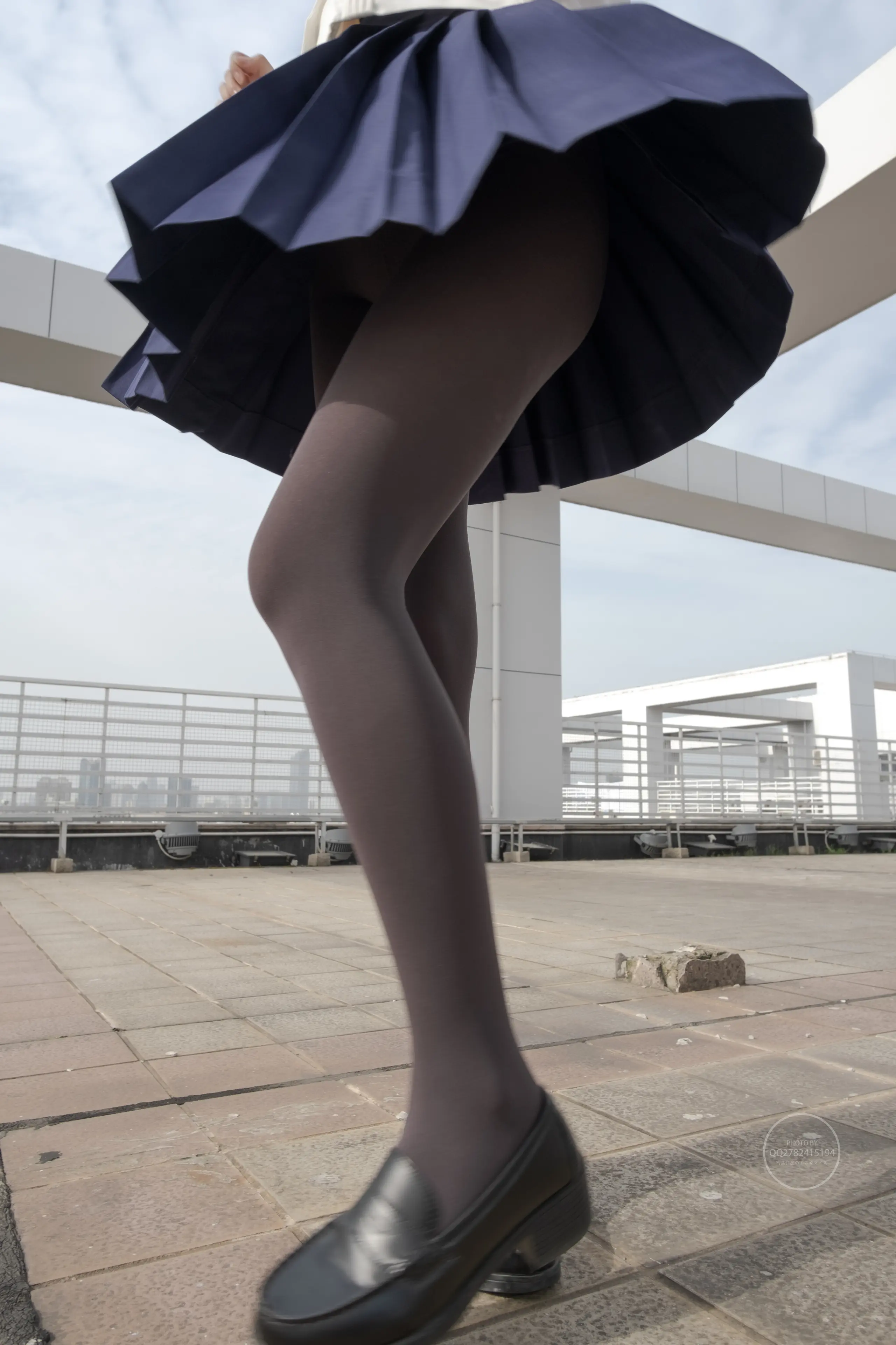 森萝财团 有料 小香 天台上的JK灰丝美少女 [90P]