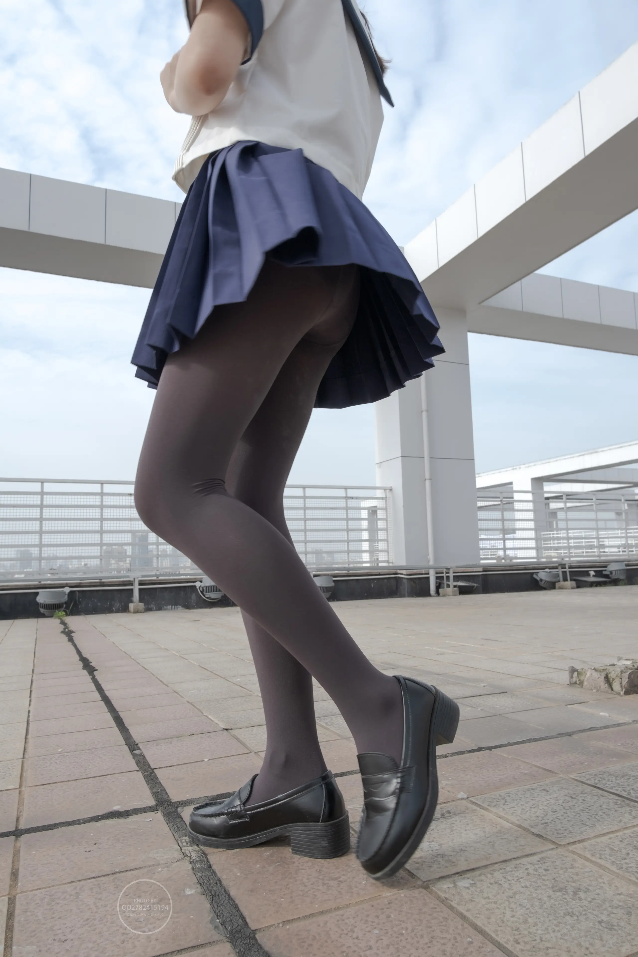 森萝财团 有料 小香 天台上的JK灰丝美少女 [90P]