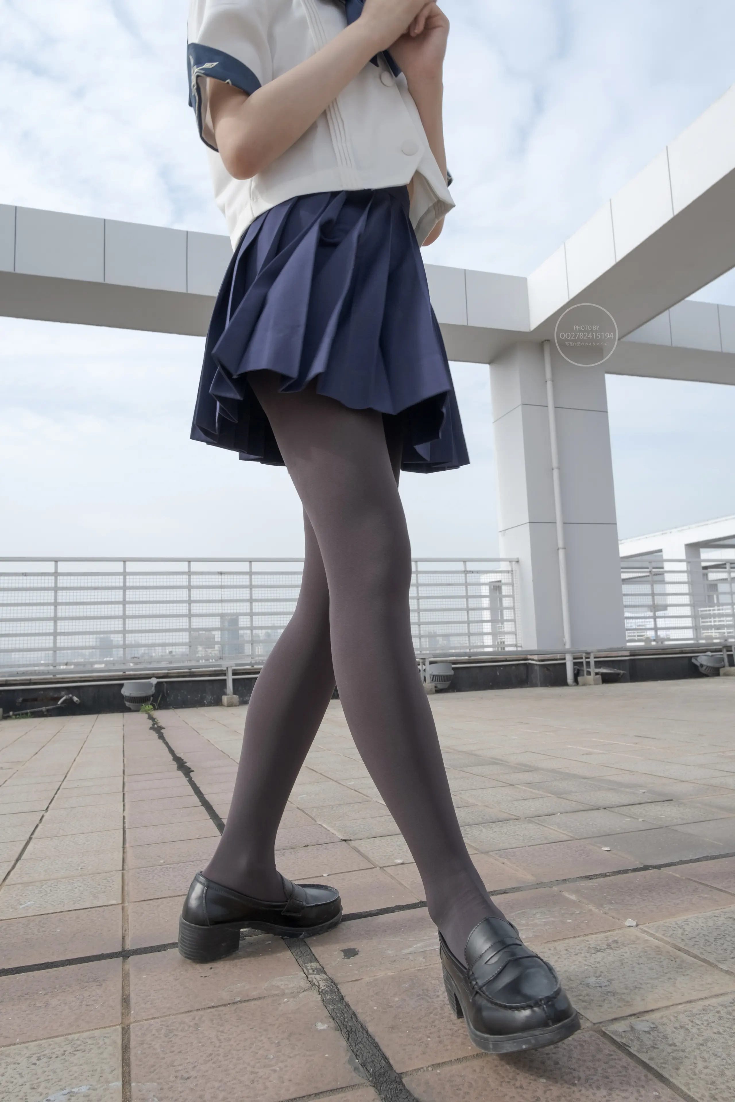 森萝财团 有料 小香 天台上的JK灰丝美少女 [90P]