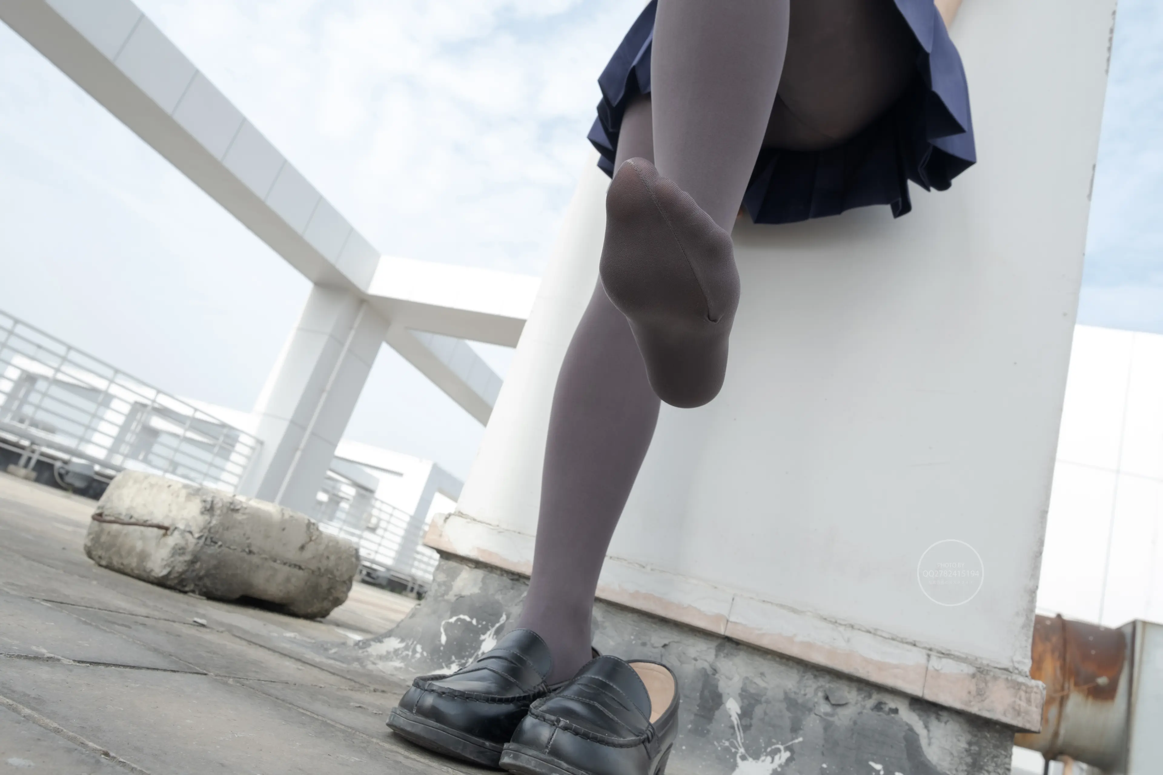 森萝财团 有料 小香 天台上的JK灰丝美少女 [90P]