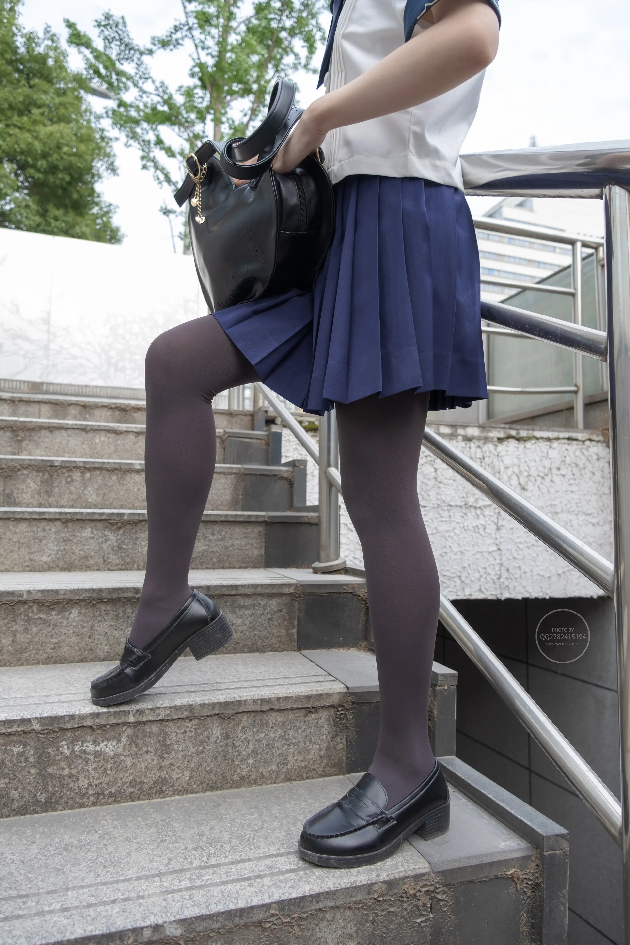 森萝财团 有料 小香 天台上的JK灰丝美少女 [90P]