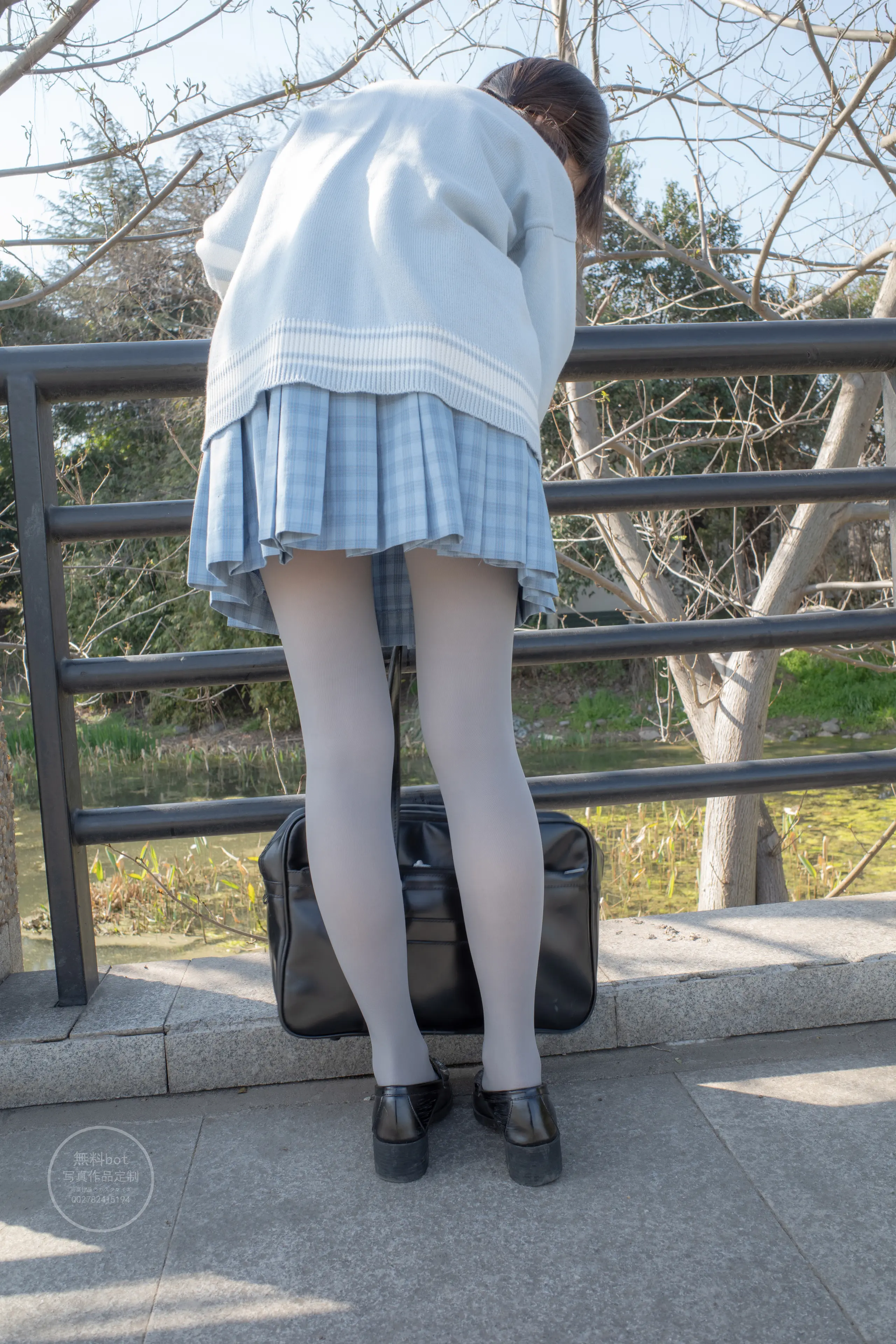 森萝财团 有料 小香 户外公园里的JK制服灰丝美腿 [100P]