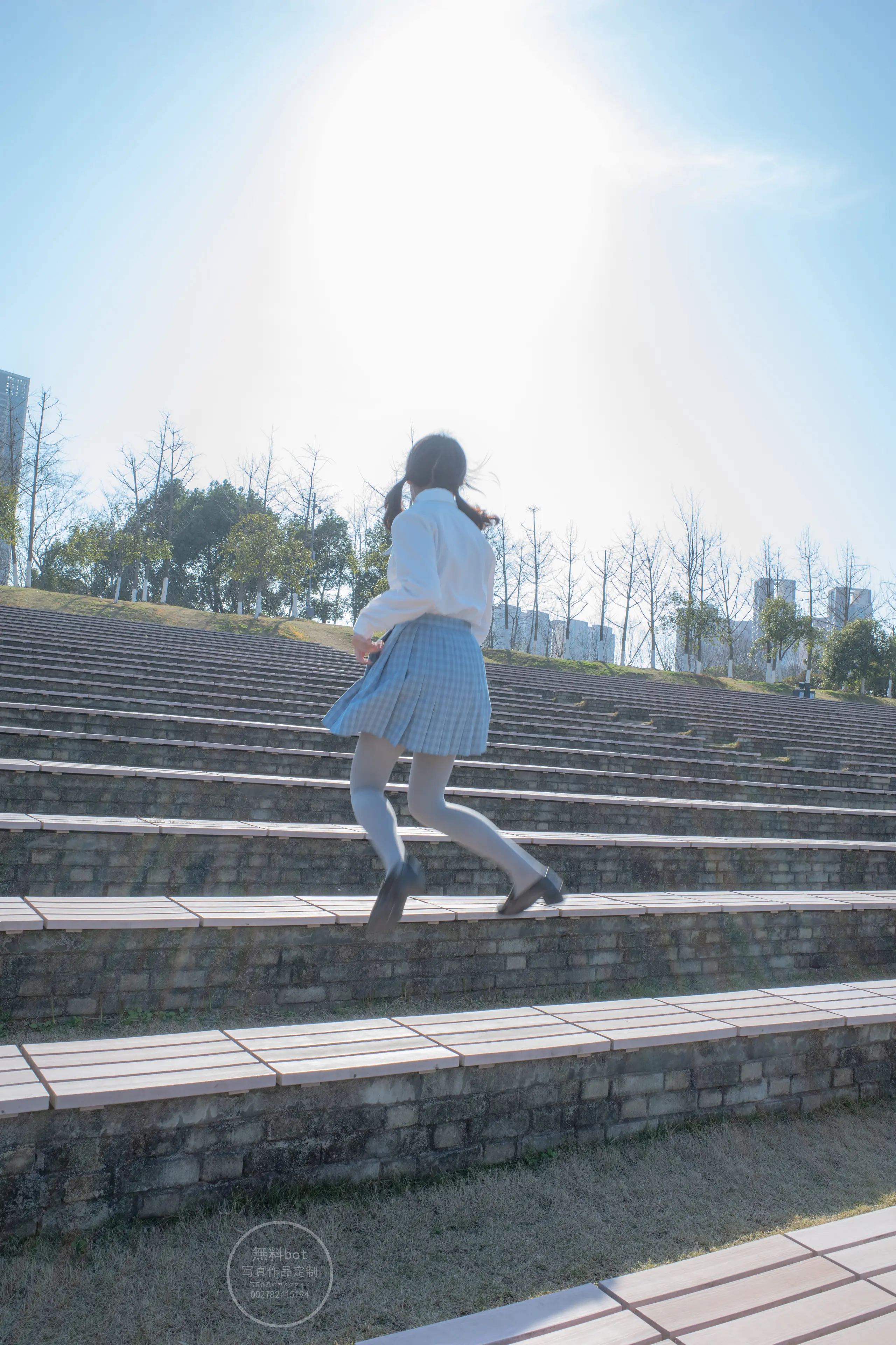 森萝财团 有料 小香 户外公园里的JK制服灰丝美腿 [100P]