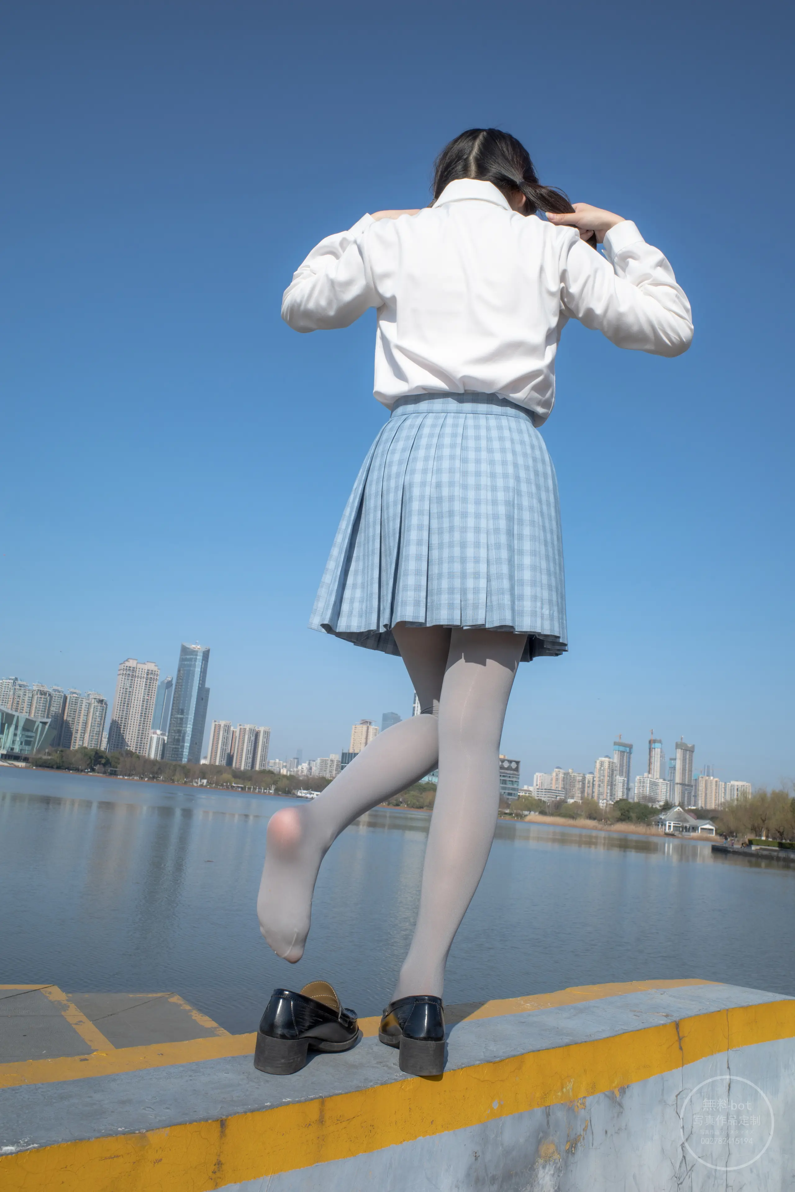 森萝财团 有料 小香 户外公园里的JK制服灰丝美腿 [100P]