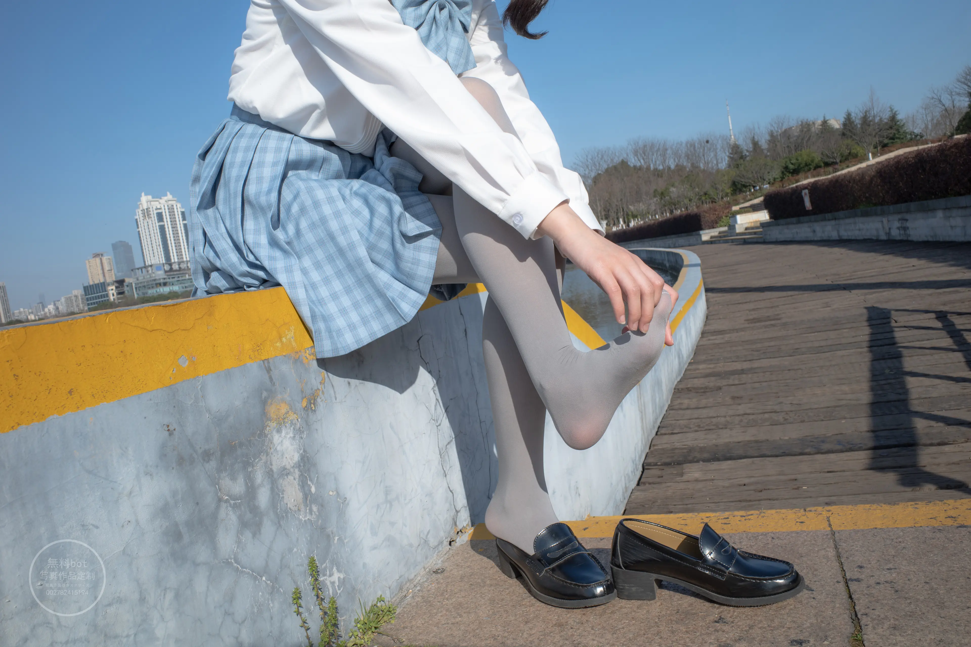 森萝财团 有料 小香 户外公园里的JK制服灰丝美腿 [100P]