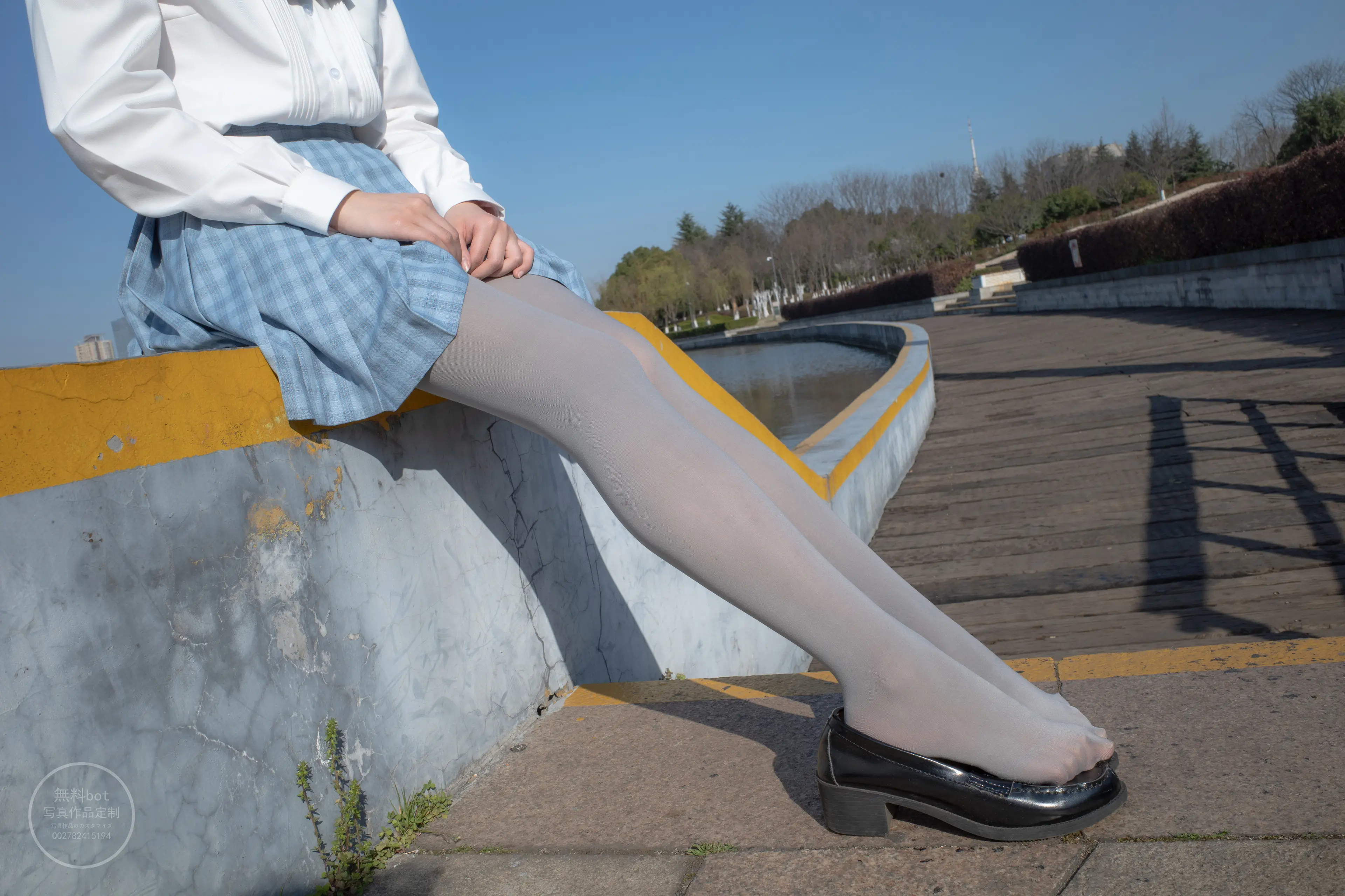 森萝财团 有料 小香 户外公园里的JK制服灰丝美腿 [100P]