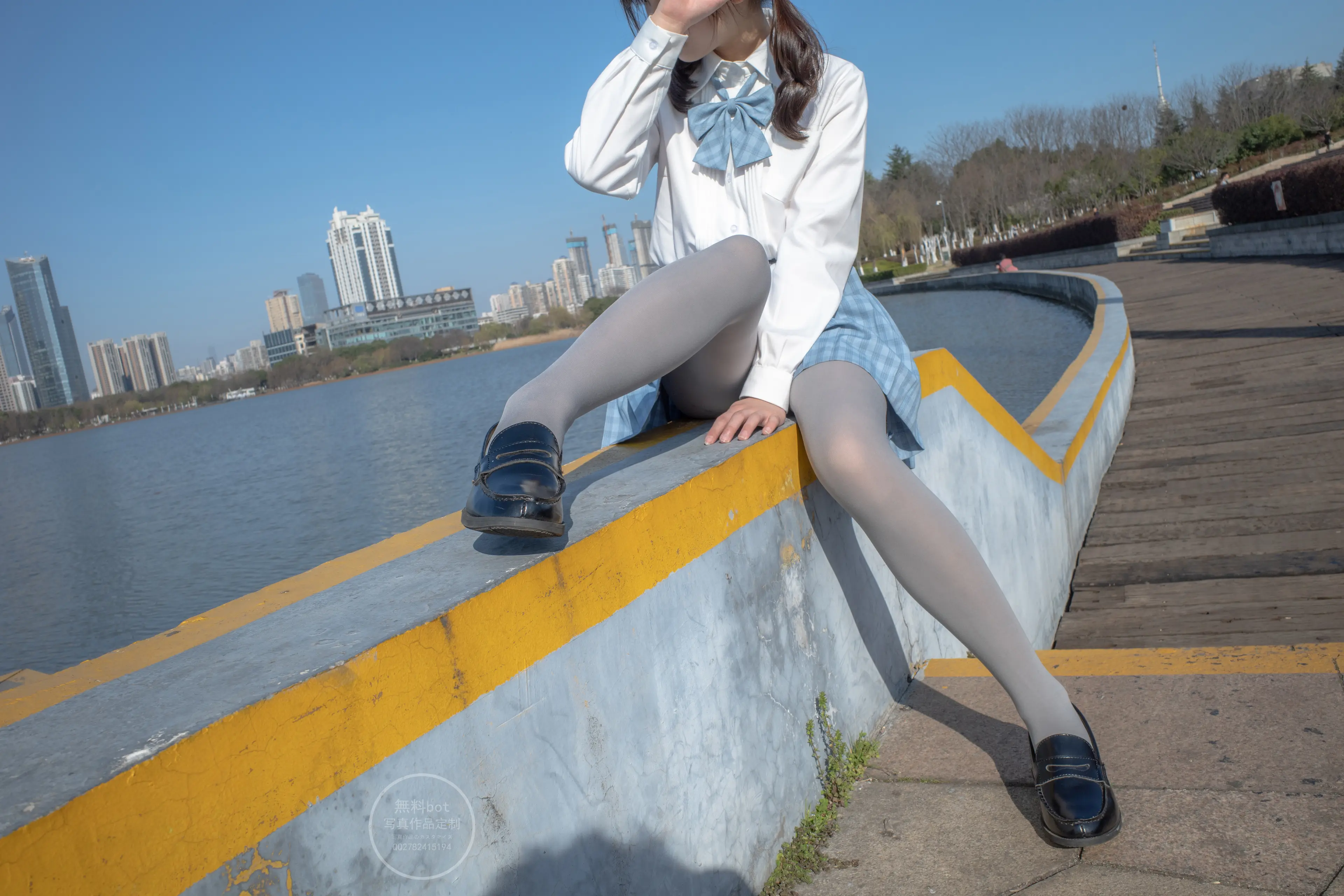 森萝财团 有料 小香 户外公园里的JK制服灰丝美腿 [100P]