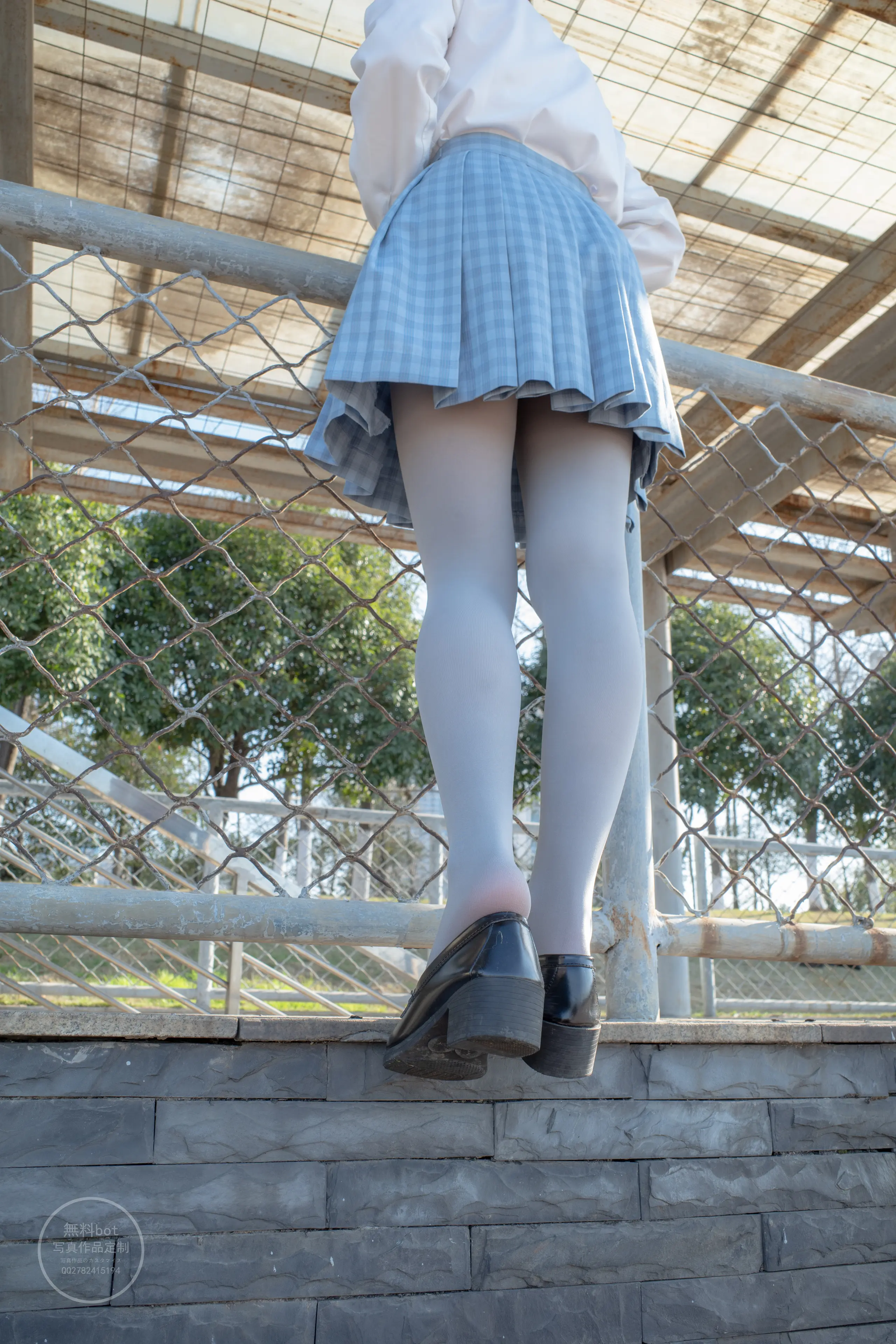 森萝财团 有料 小香 户外公园里的JK制服灰丝美腿 [100P]