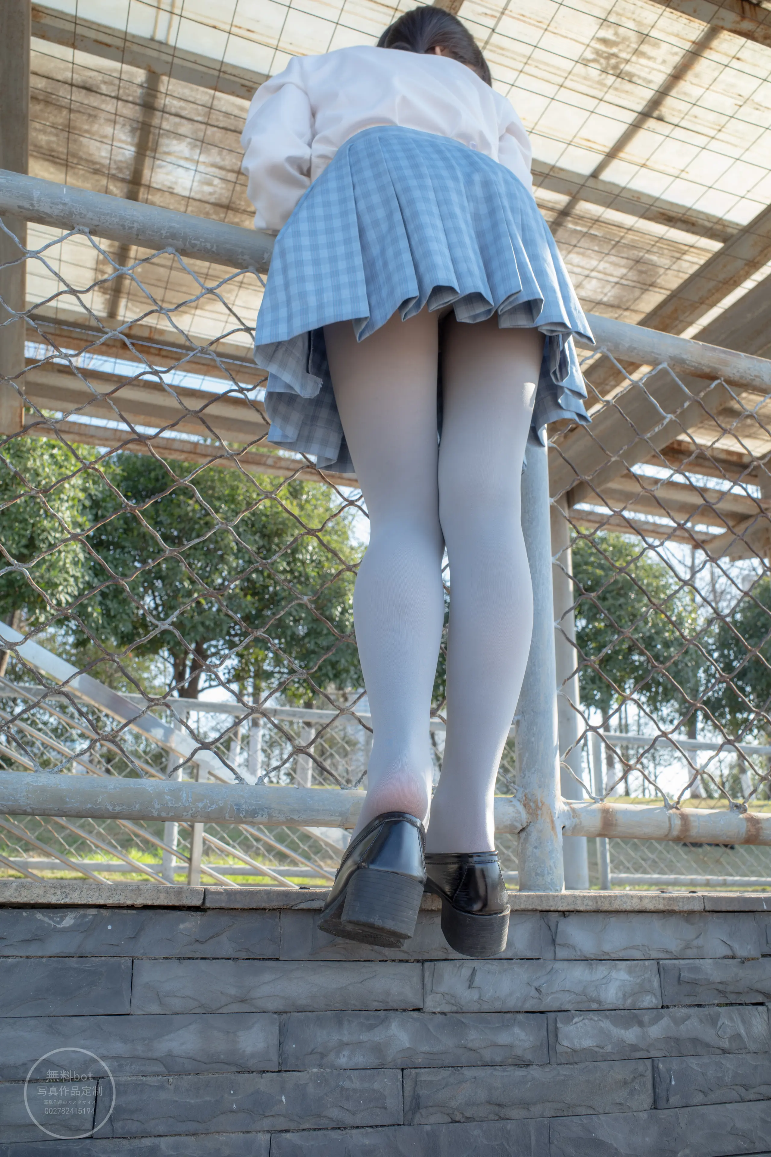 森萝财团 有料 小香 户外公园里的JK制服灰丝美腿 [100P]