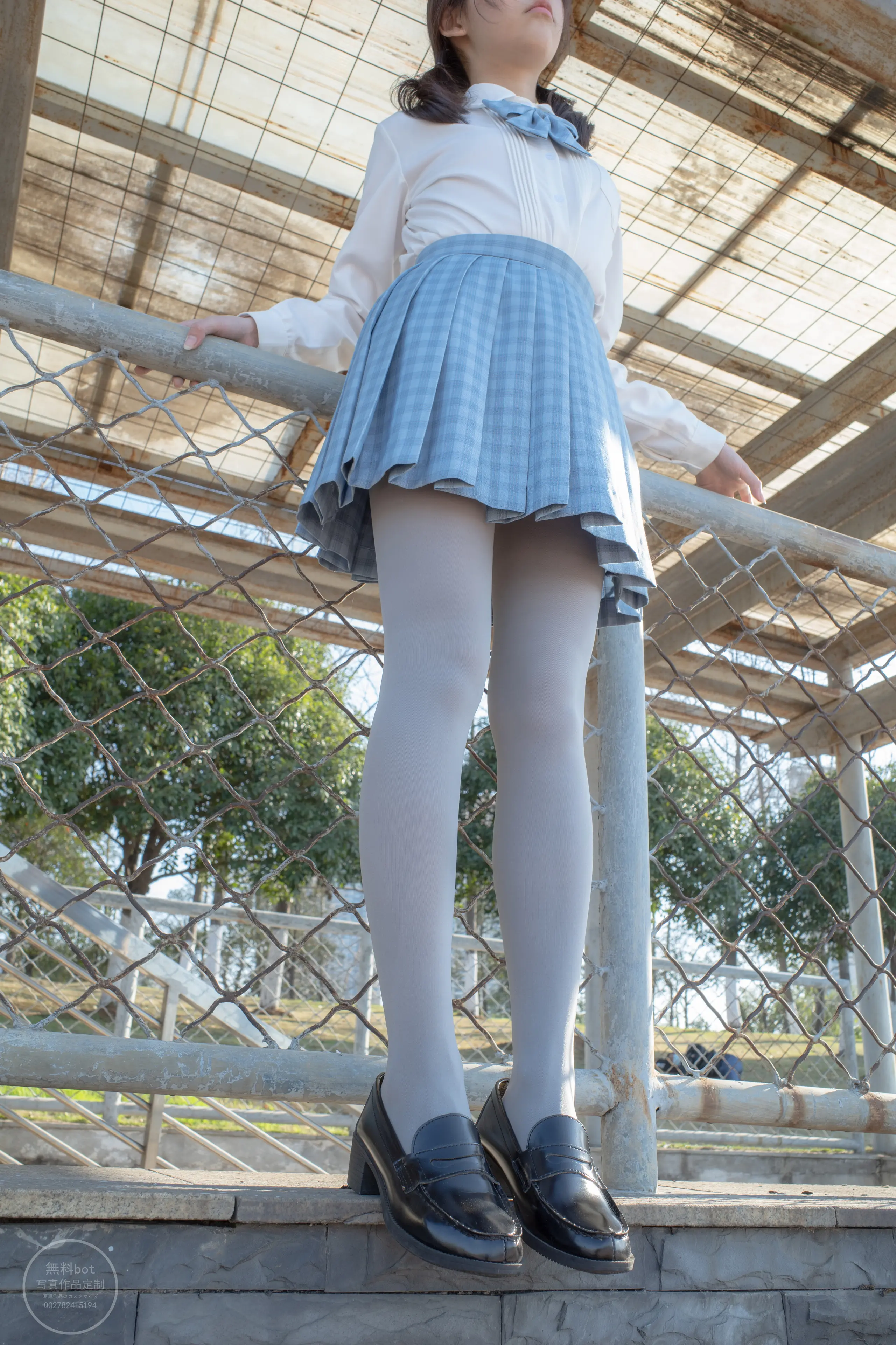 森萝财团 有料 小香 户外公园里的JK制服灰丝美腿 [100P]