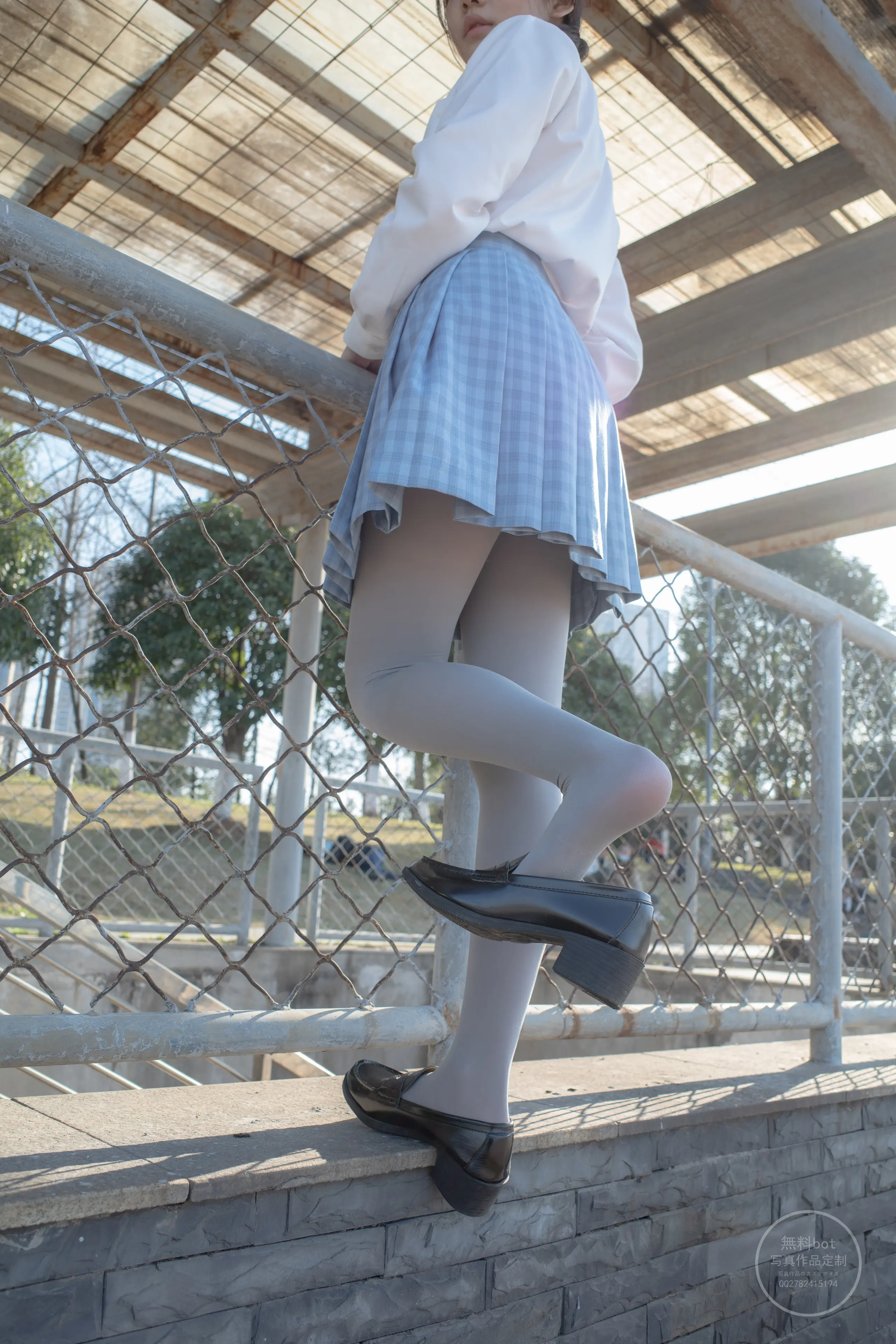 森萝财团 有料 小香 户外公园里的JK制服灰丝美腿 [100P]