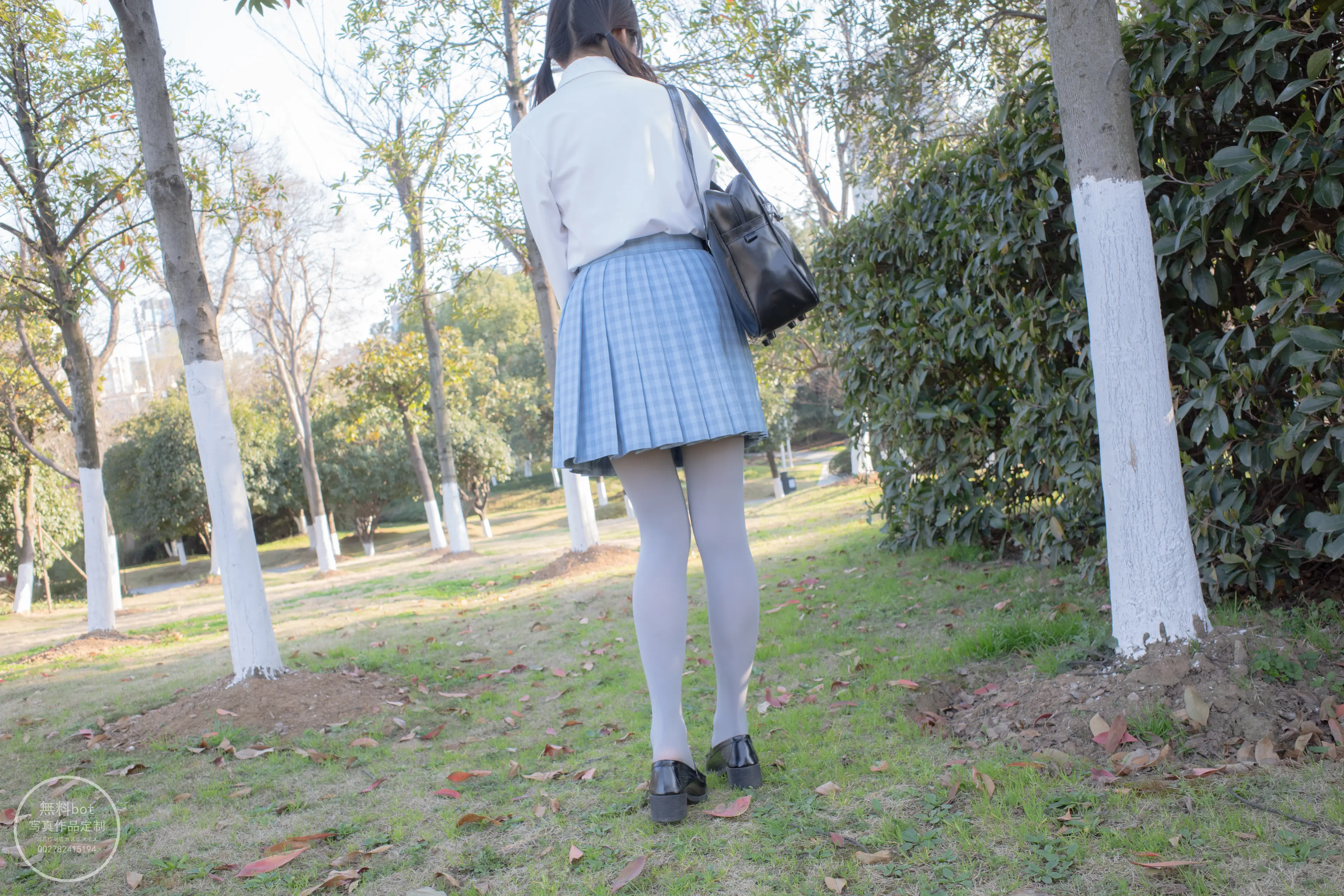 森萝财团 有料 小香 户外公园里的JK制服灰丝美腿 [100P]
