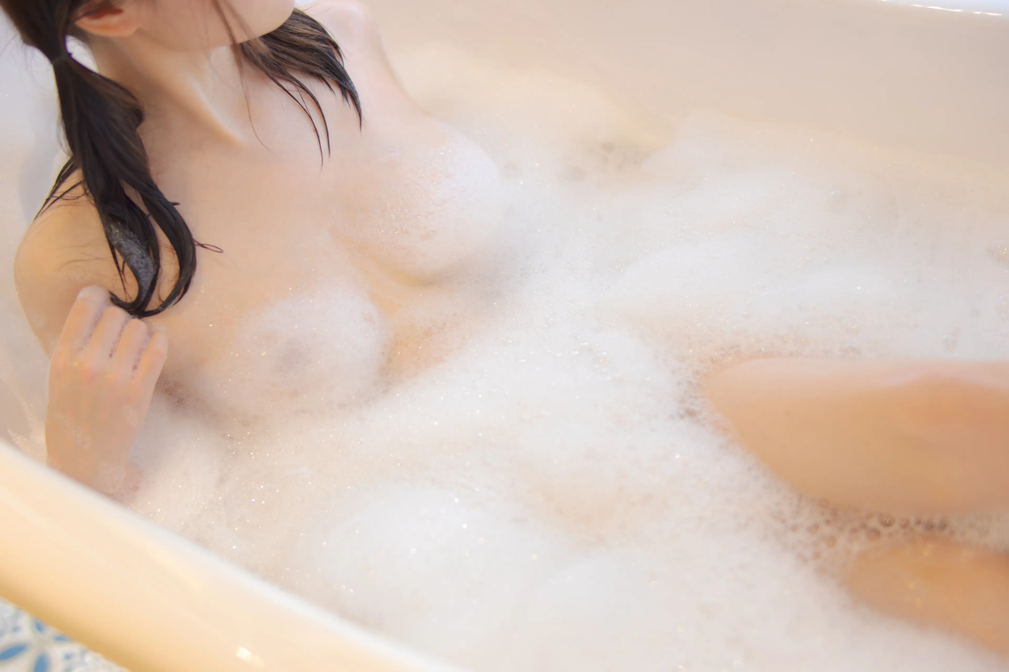 森萝财团 AIKA万元私定 浴缸少女 全裸泡泡浴 [158P]